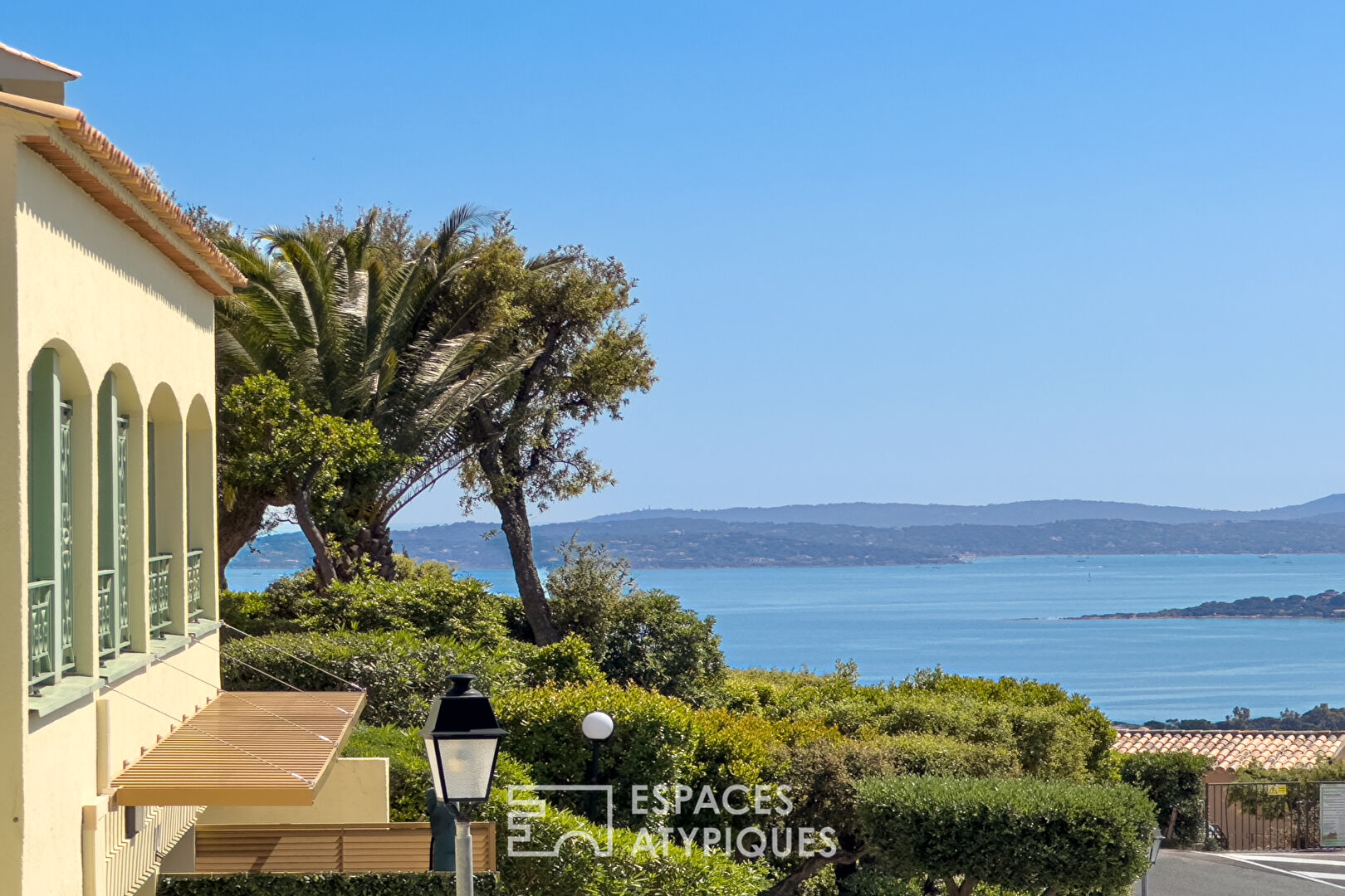 Loft contemporain avec vue panoramique sur la mer et les collines
