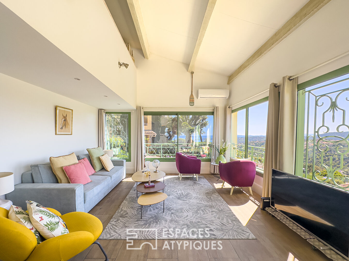 Loft contemporain avec vue panoramique sur la mer et les collines