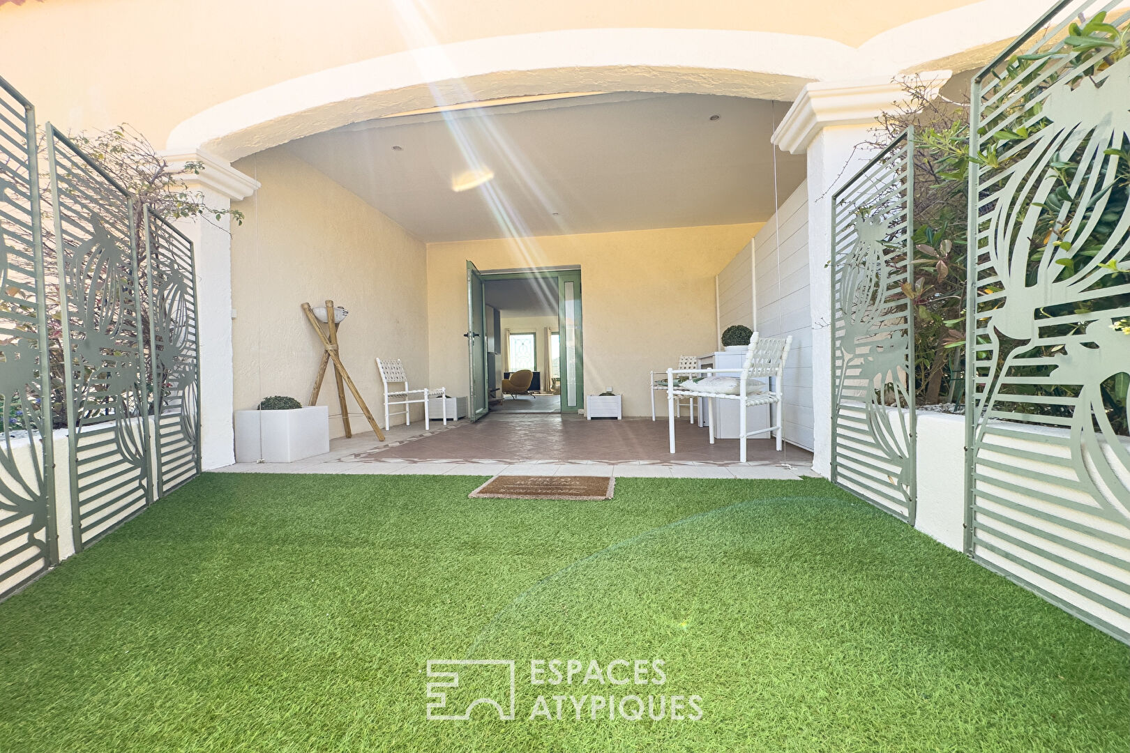 Loft contemporain avec vue panoramique sur la mer et les collines