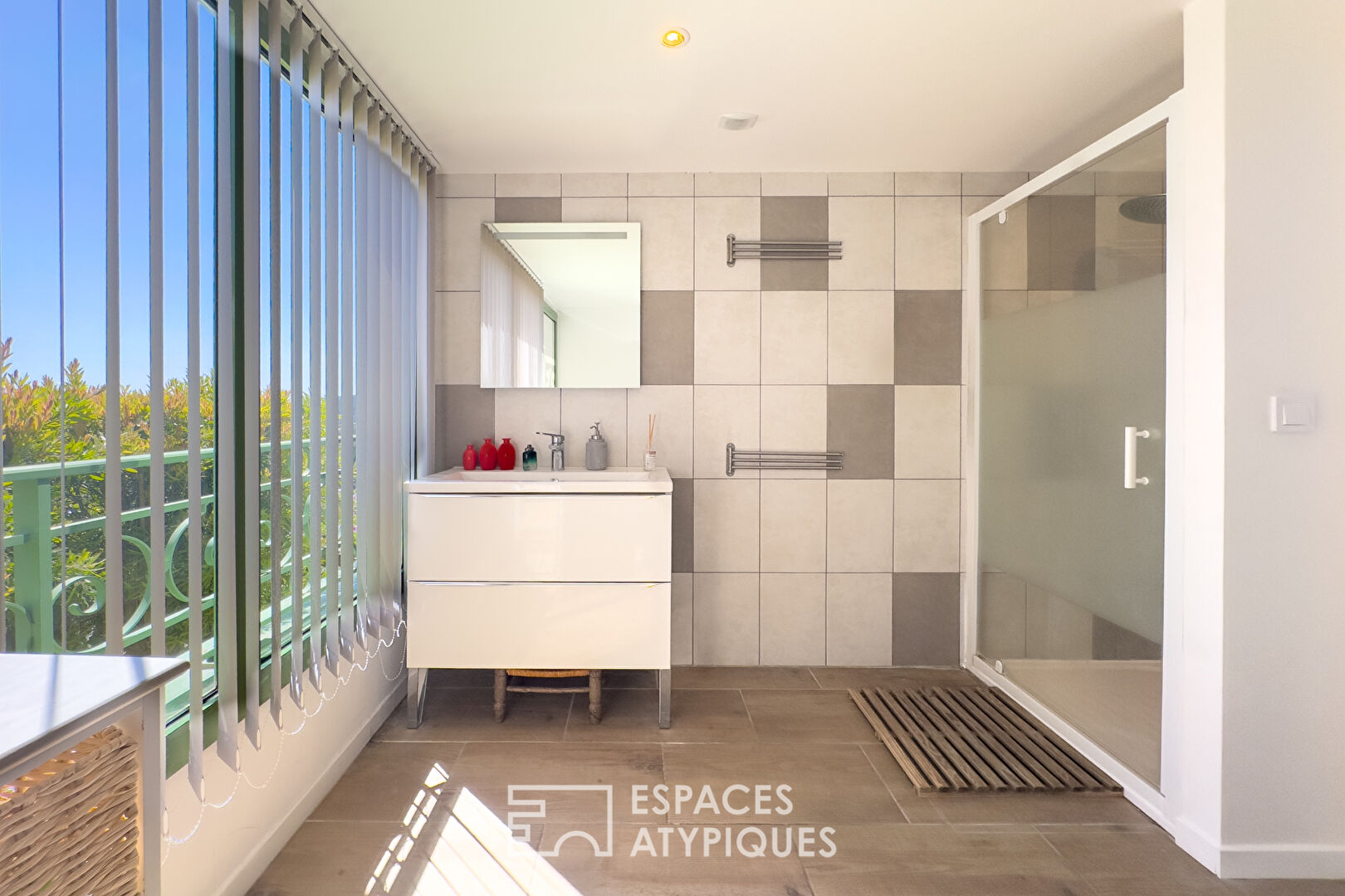 Loft contemporain avec vue panoramique sur la mer et les collines