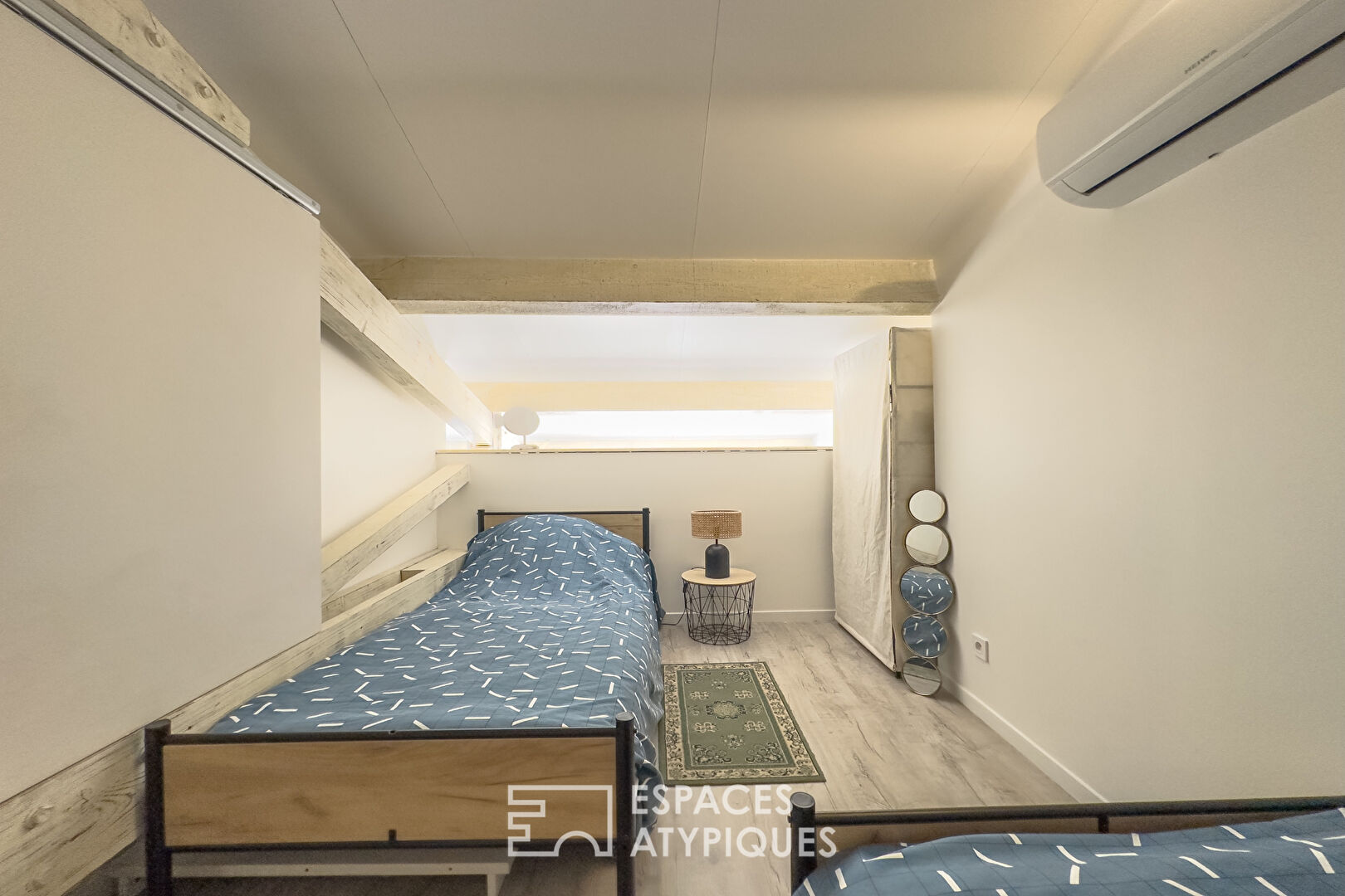 Loft contemporain avec vue panoramique sur la mer et les collines