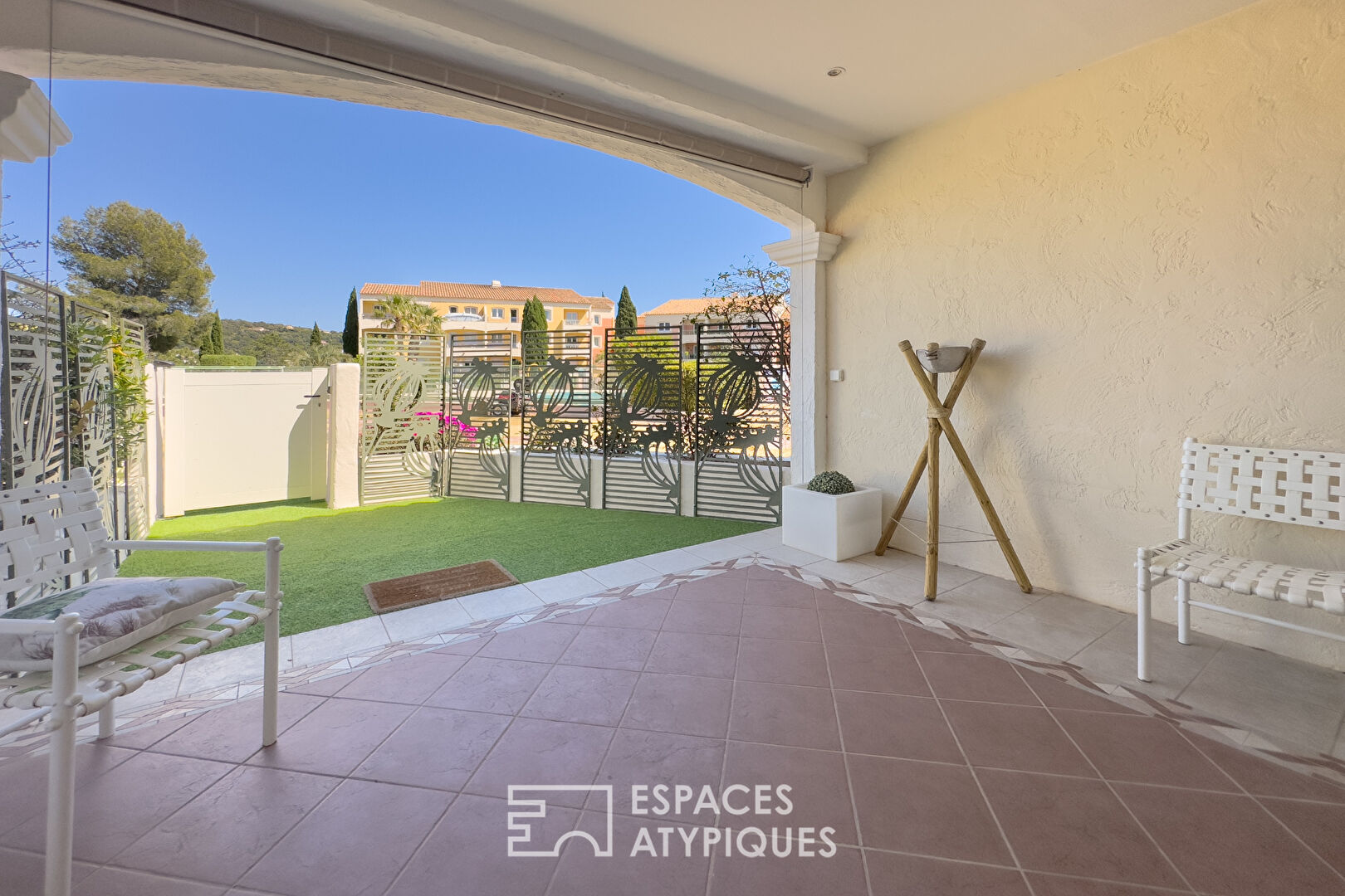 Loft contemporain avec vue panoramique sur la mer et les collines