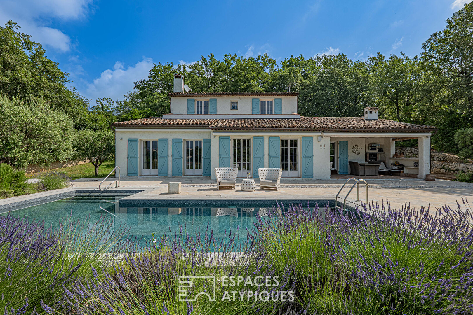 Provençal villa in Vence with swimming pool on landscaped grounds