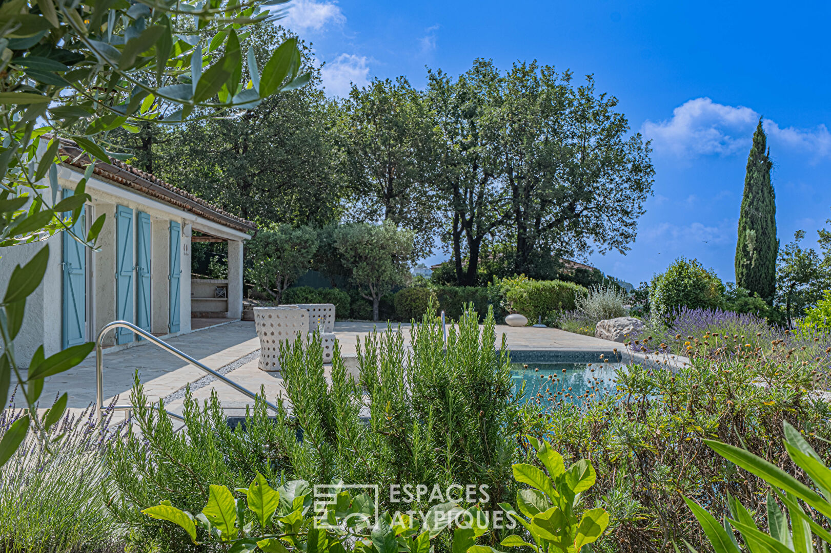 Provençal villa in Vence with swimming pool on landscaped grounds