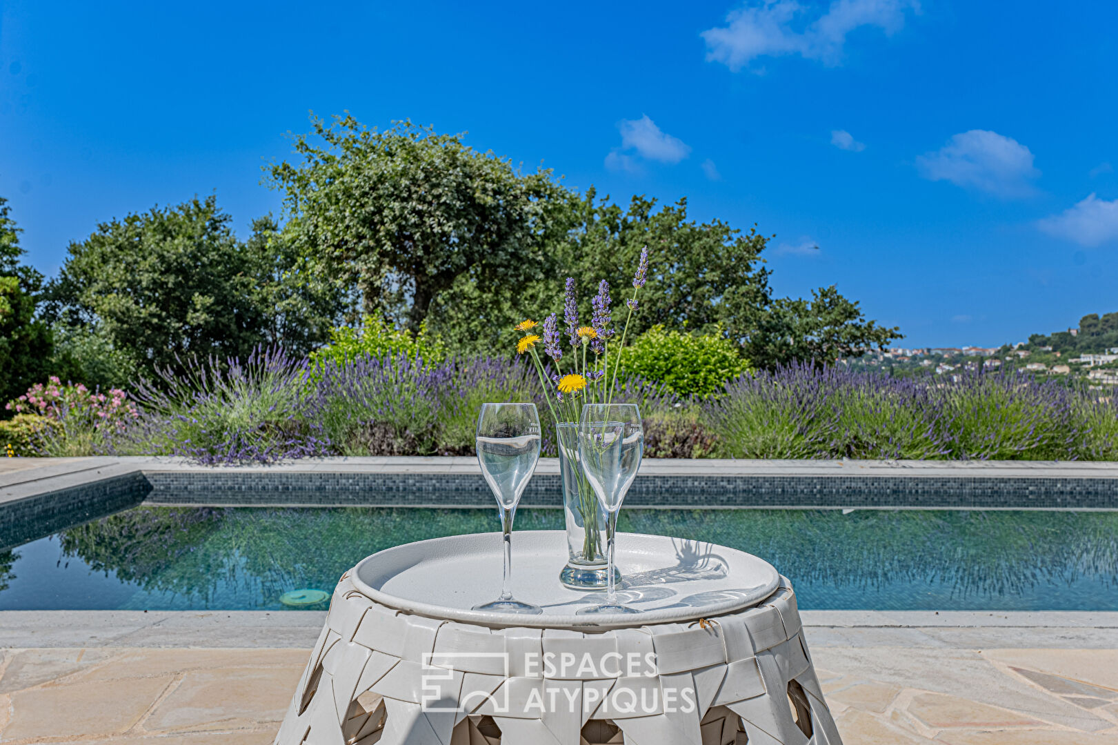 Provençal villa in Vence with swimming pool on landscaped grounds