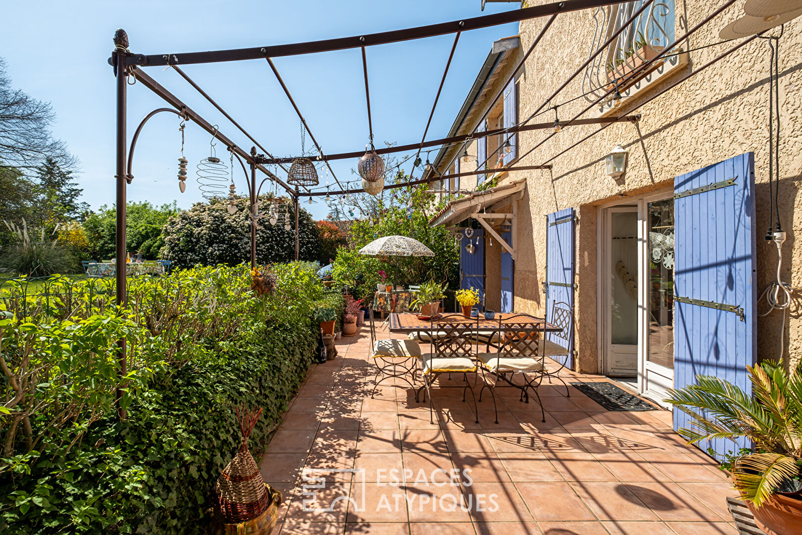 Maison de charme avec un jardin bucolique