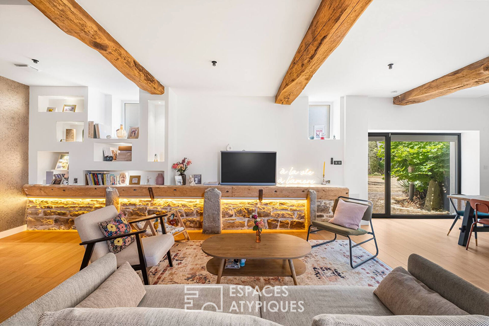Country spirit and contemporary lines in Mionnay