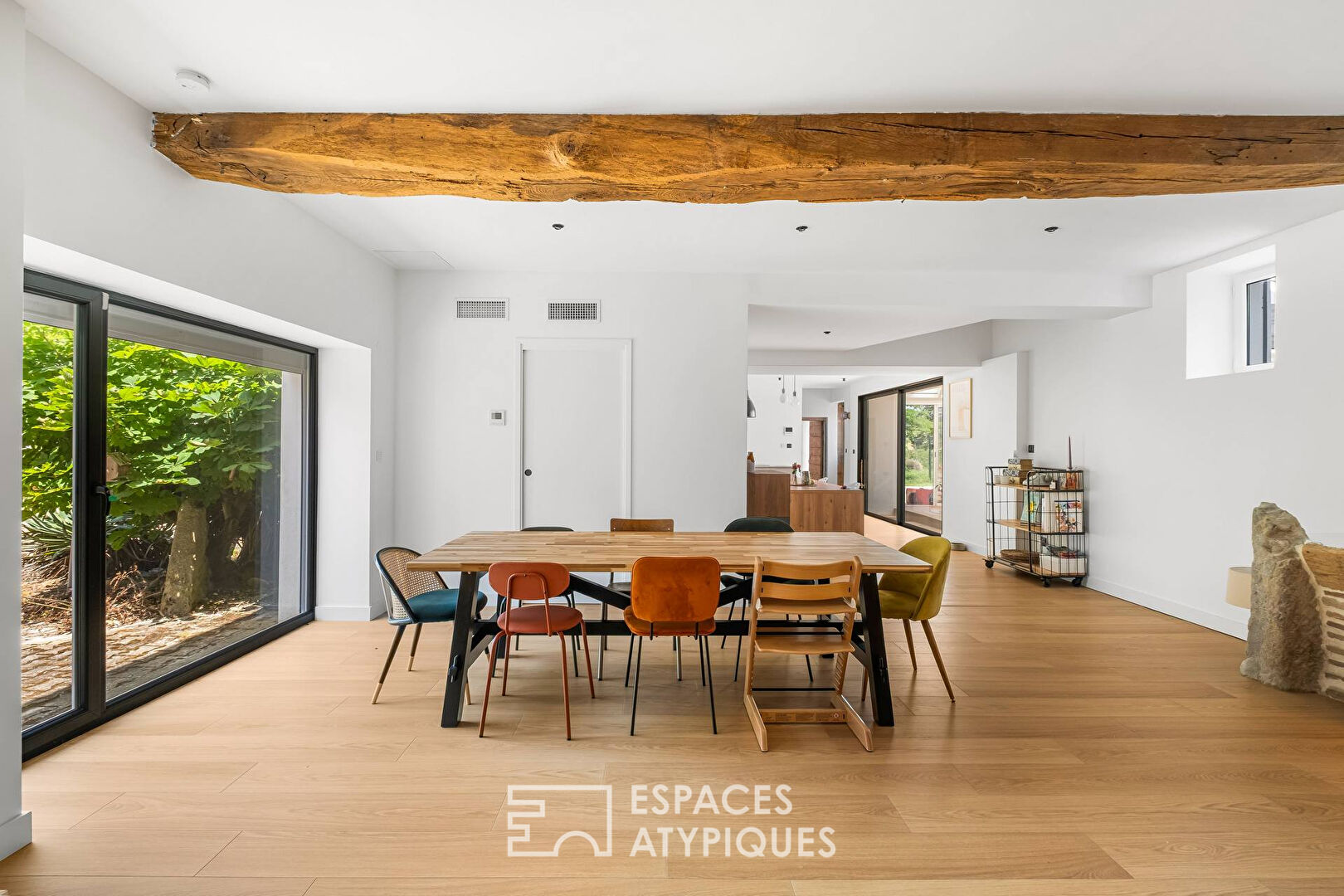 Country spirit and contemporary lines in Mionnay