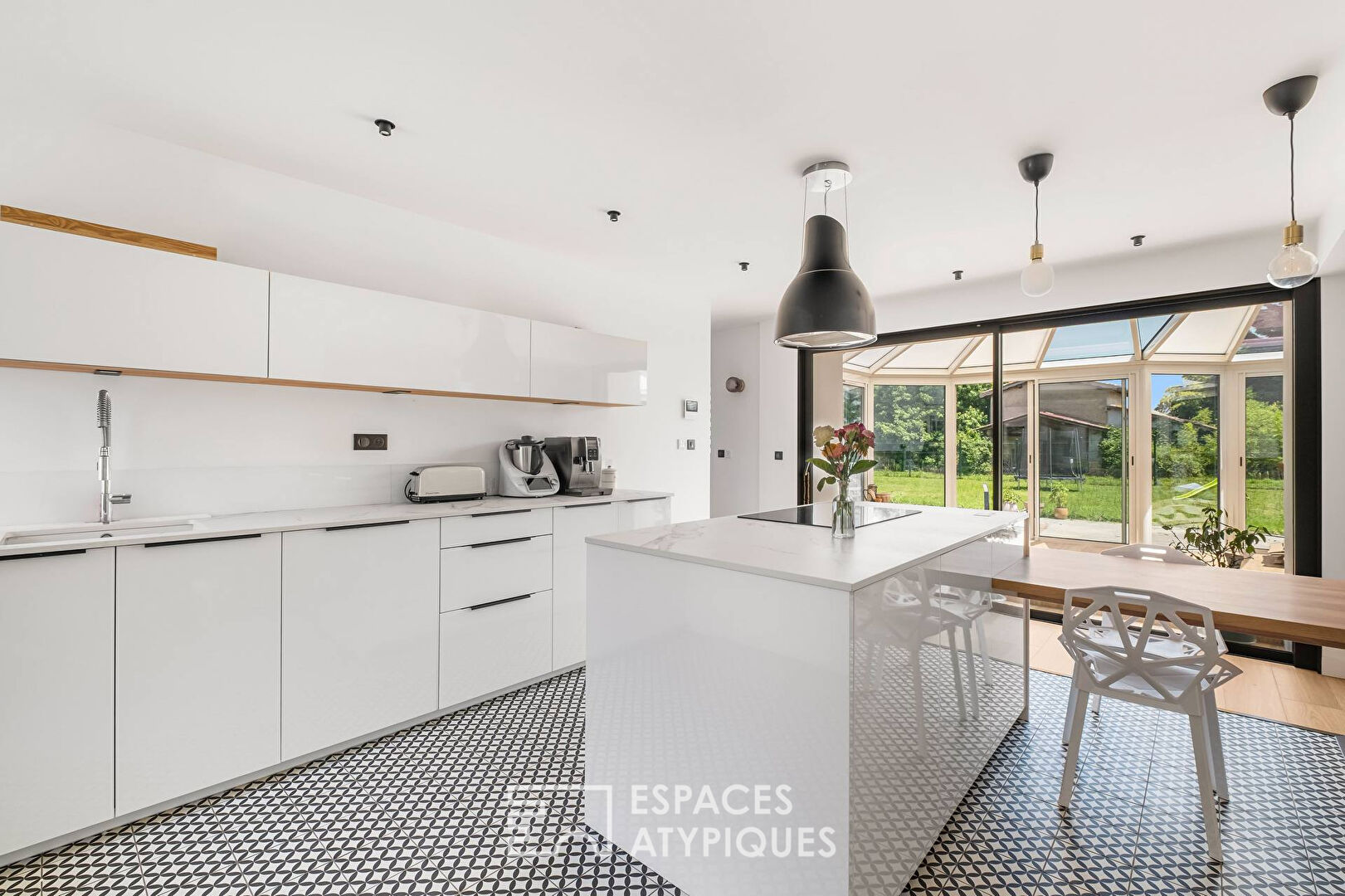 Country spirit and contemporary lines in Mionnay