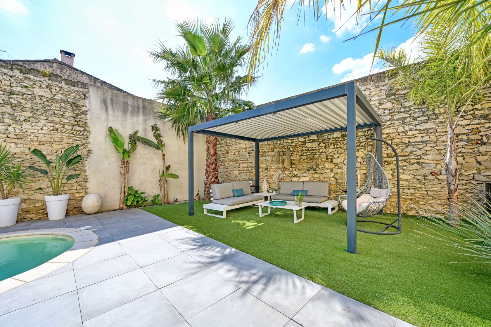 LARGE VINEYARD PROPERTY, ITS GARDENS AND SWIMMING POOLS
