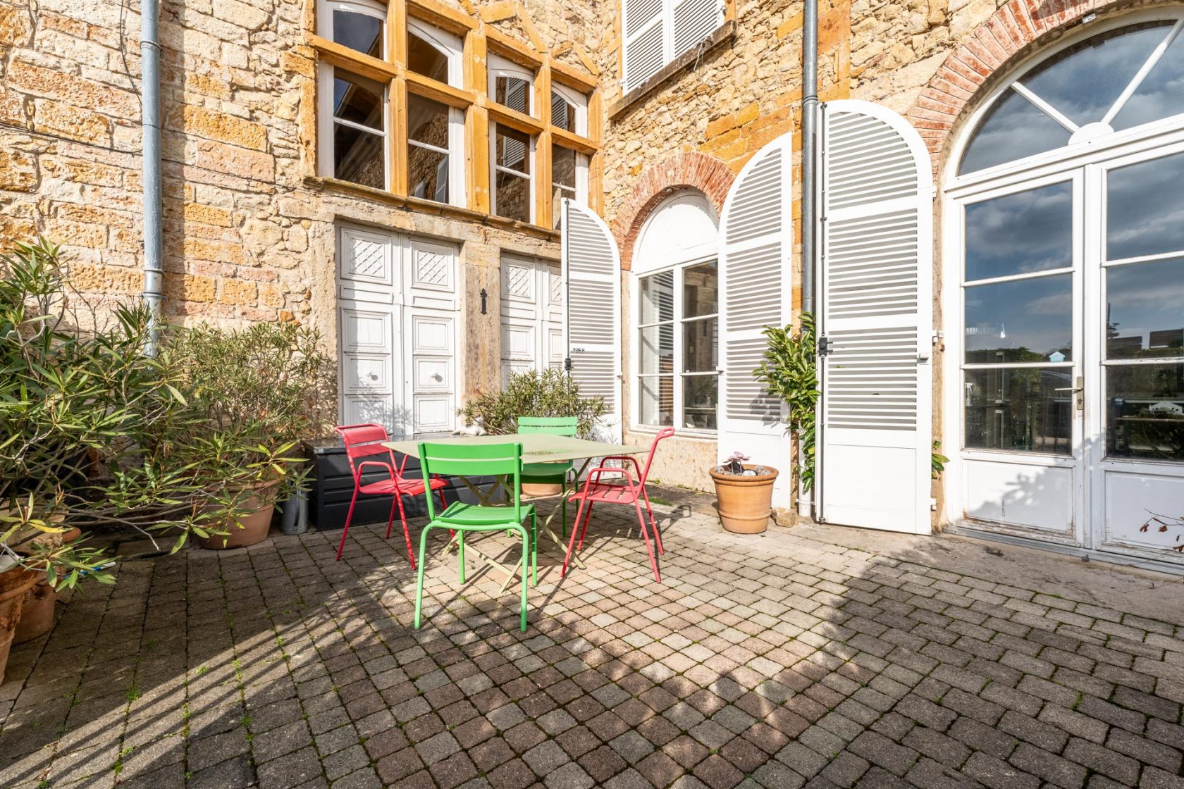 Charming garden level in an old Bourgeois building in Golden Stones