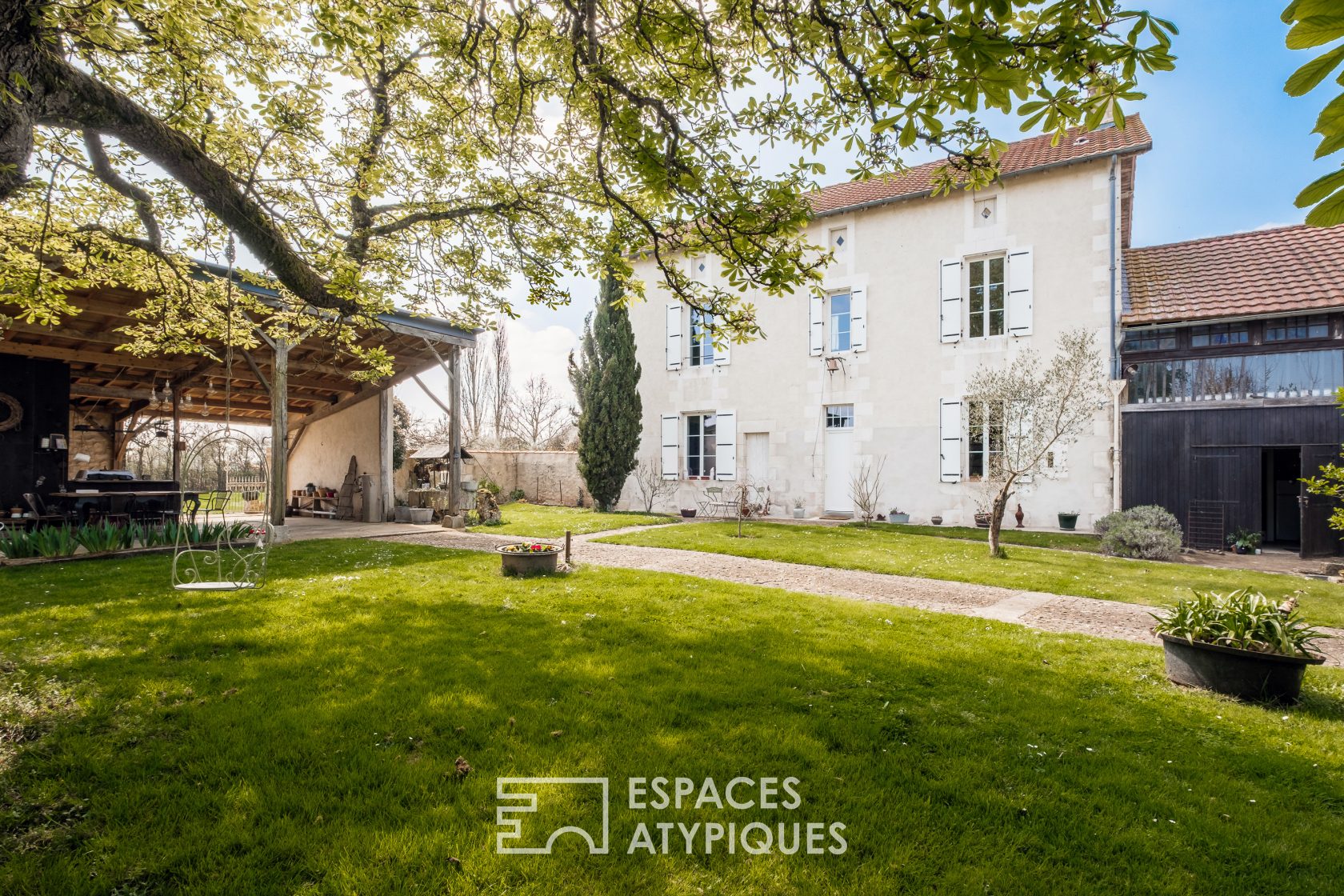 Ancienne école réhabilitée en propriété de charme avec piscine