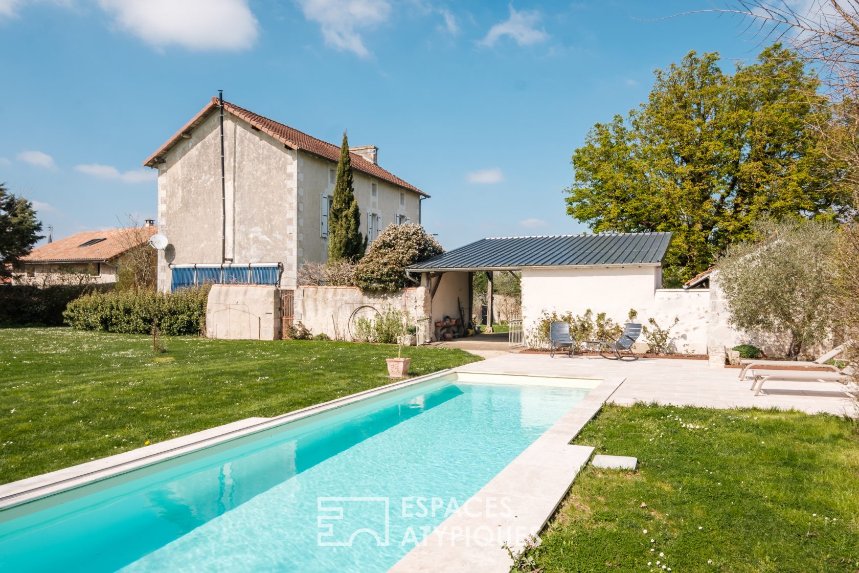Ancienne école réhabilitée en propriété de charme avec piscine