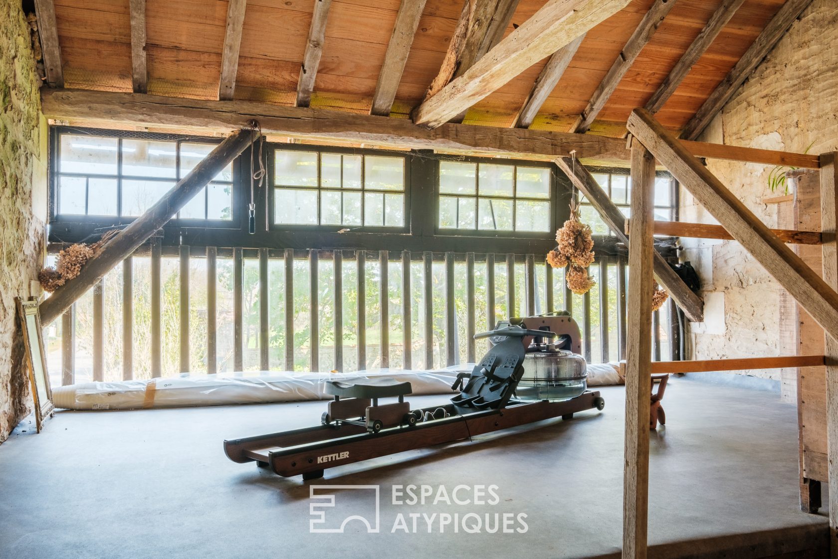 Ancienne école réhabilitée en propriété de charme avec piscine