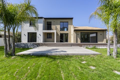 Superb renovated villa with large garden, swimming pool and pool house