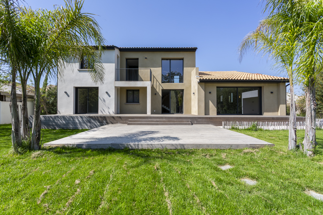 Superb renovated villa with large garden, swimming pool and pool house