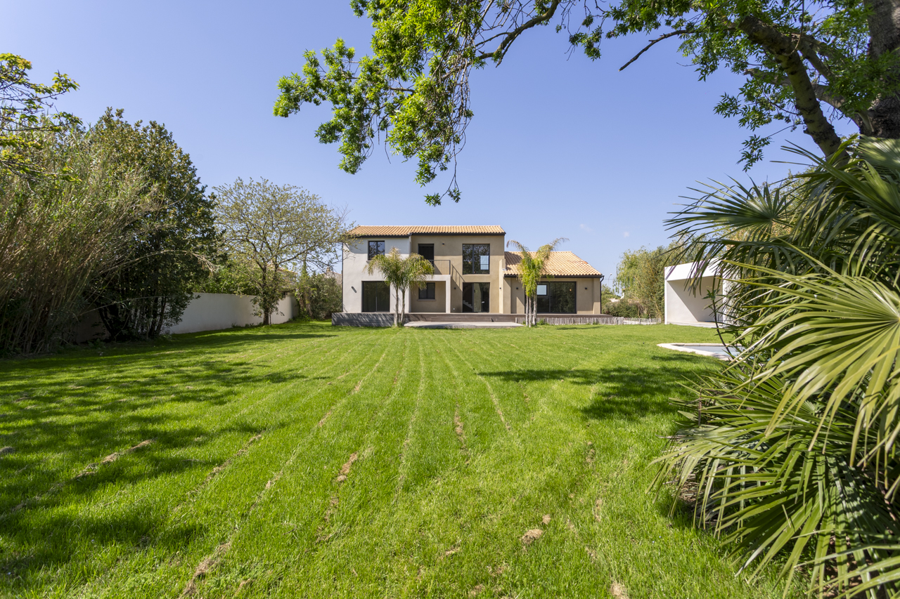 Superb renovated villa with large garden, swimming pool and pool house