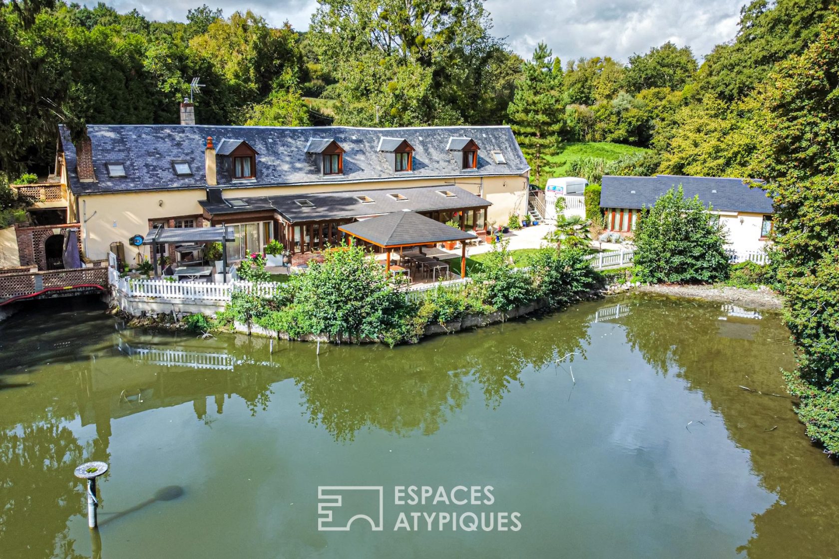 Moulin rénové avec étangs privés au coeur d&rsquo;un environnement naturel rare