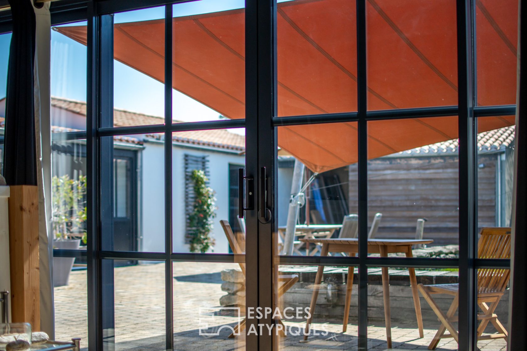 Maison de style industriel avec jacuzzi et terrasses