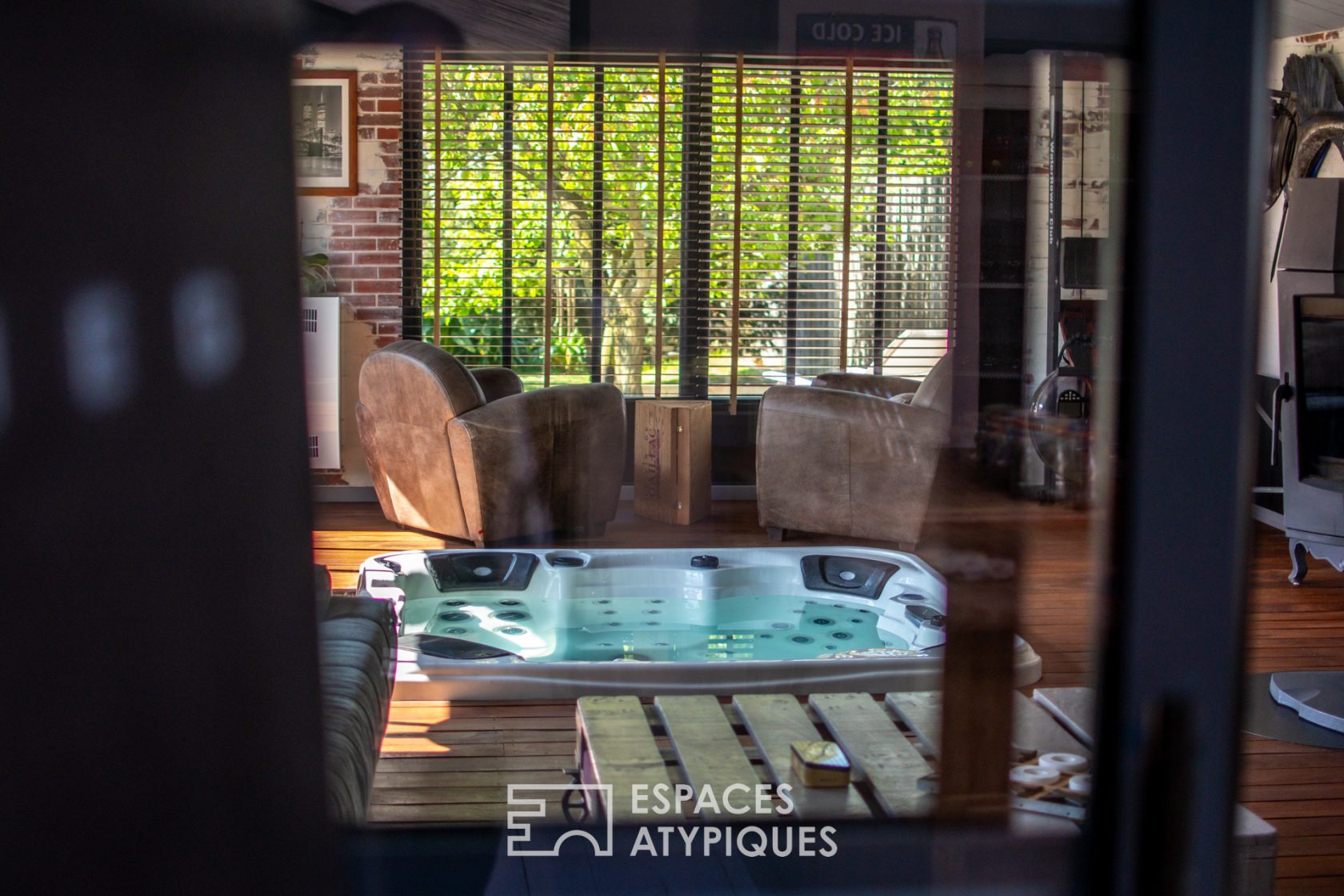 Maison de style industriel avec jacuzzi et terrasses