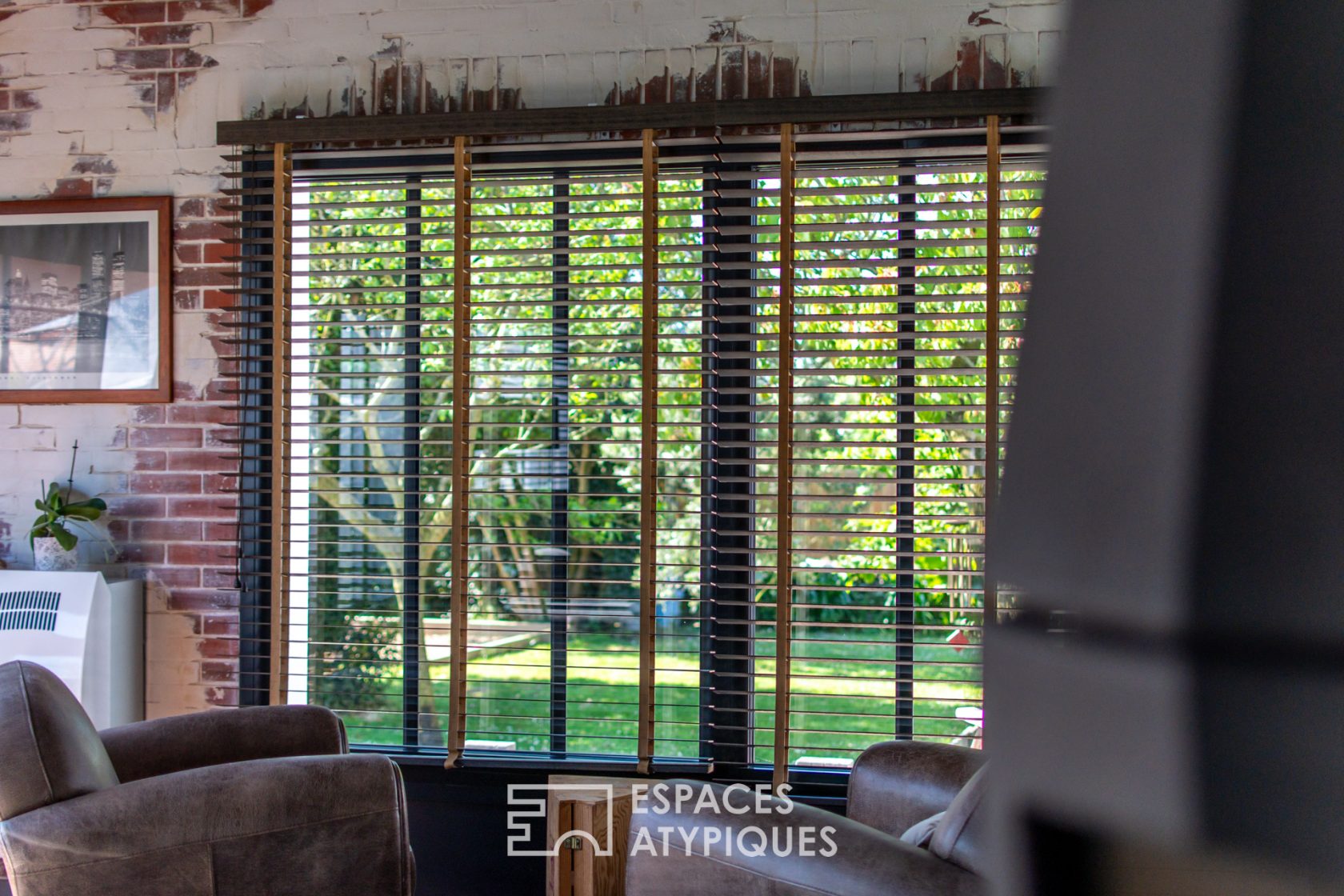 Maison de style industriel avec jacuzzi et terrasses