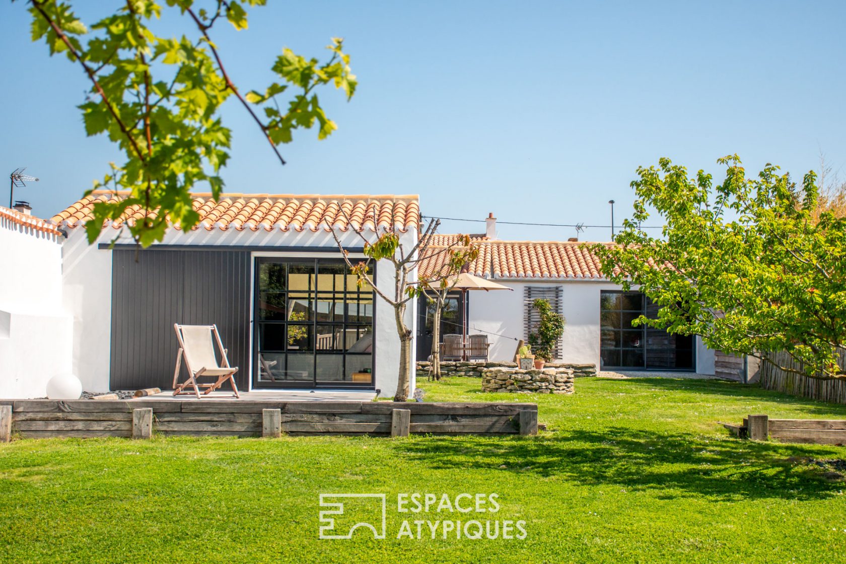 Maison de style industriel avec jacuzzi et terrasses