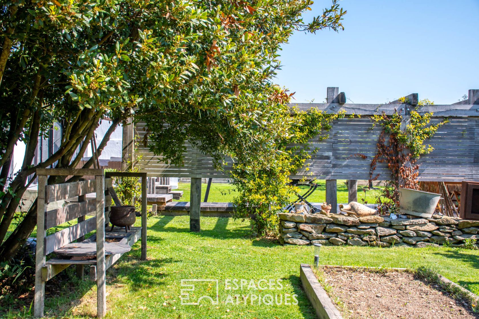 Maison de style industriel avec jacuzzi et terrasses