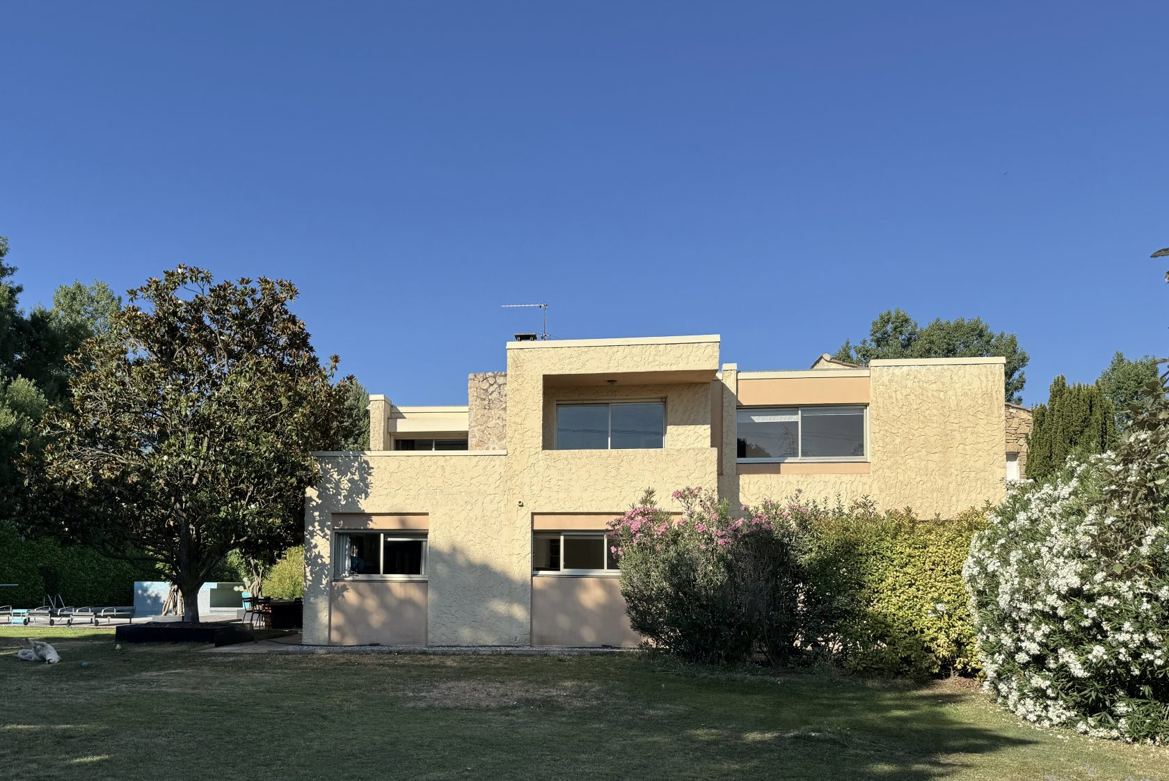 Architect-designed villa from 70’s in Bouc Bel Air
