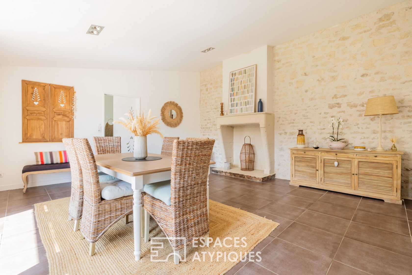 Flowery town house by the sea