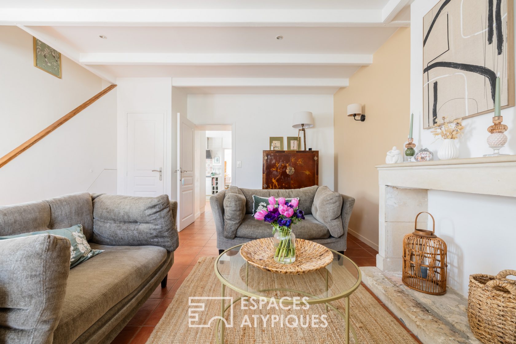 Flowery town house by the sea