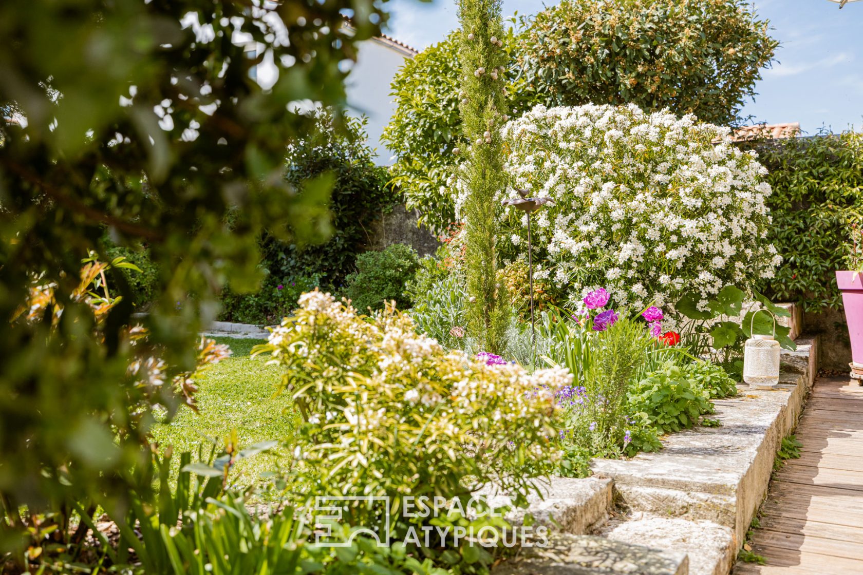 Flowery town house by the sea