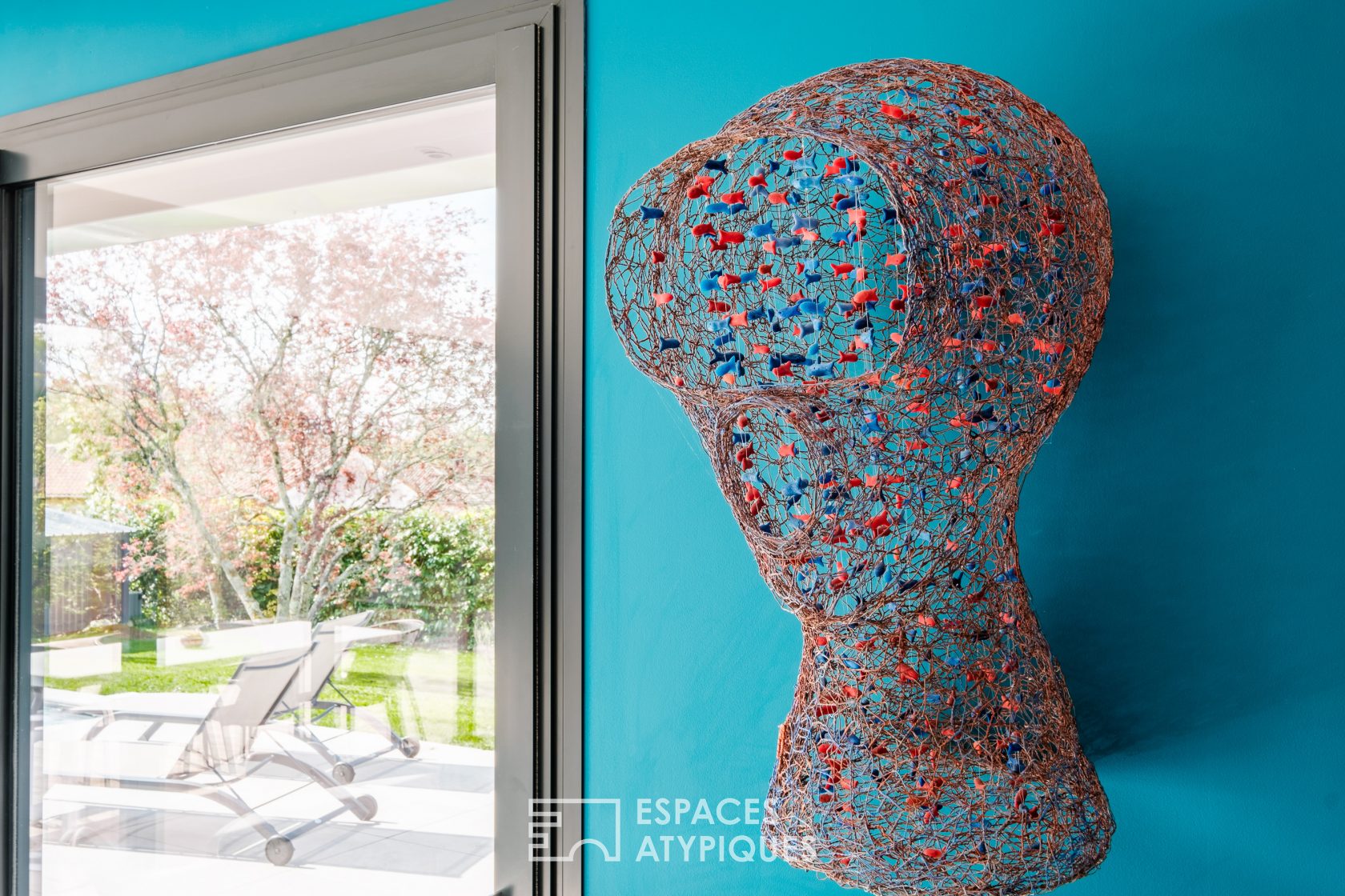 Surprenante contemporaine aux prestations haut de gamme