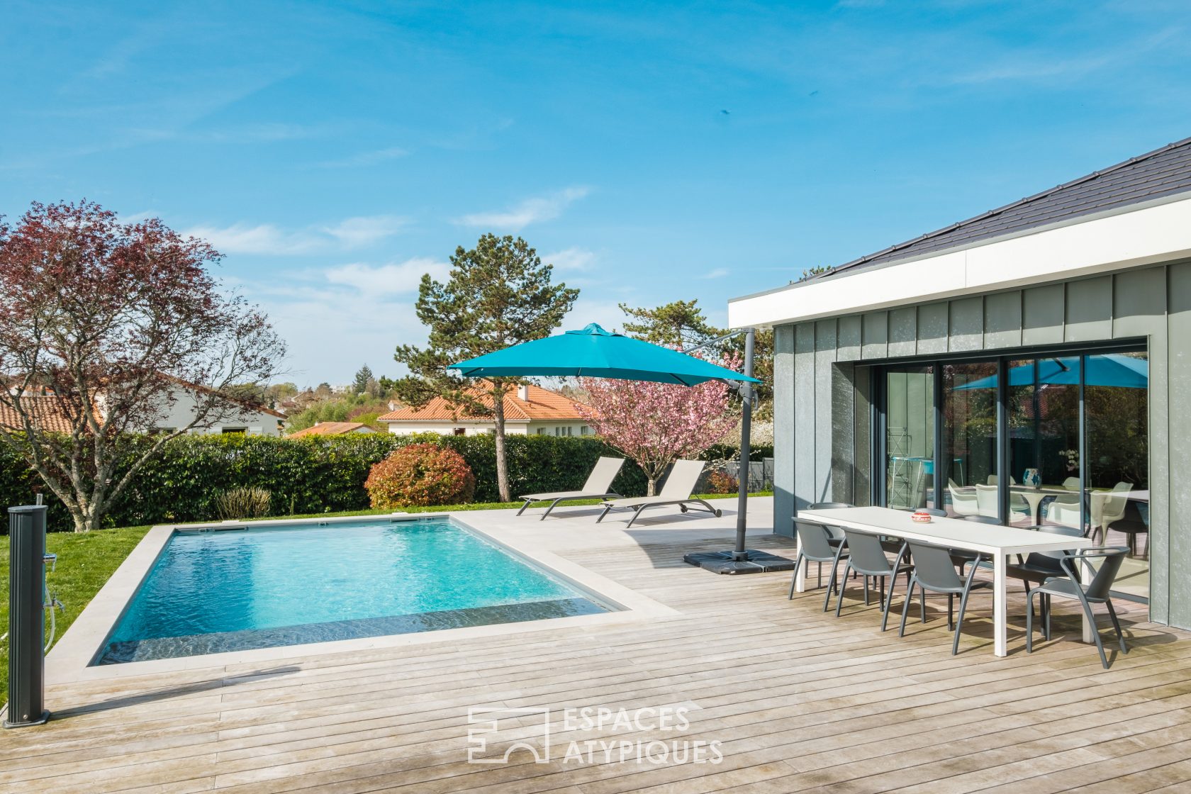 Surprenante contemporaine aux prestations haut de gamme