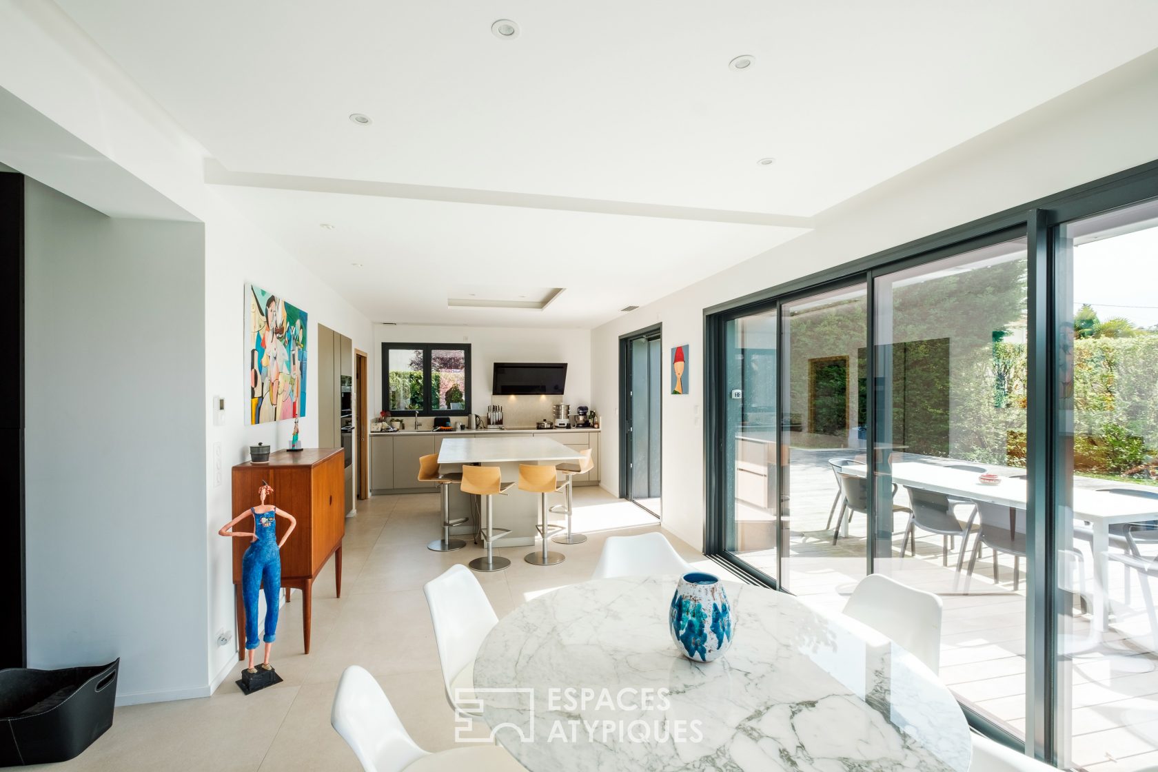 Surprenante contemporaine aux prestations haut de gamme