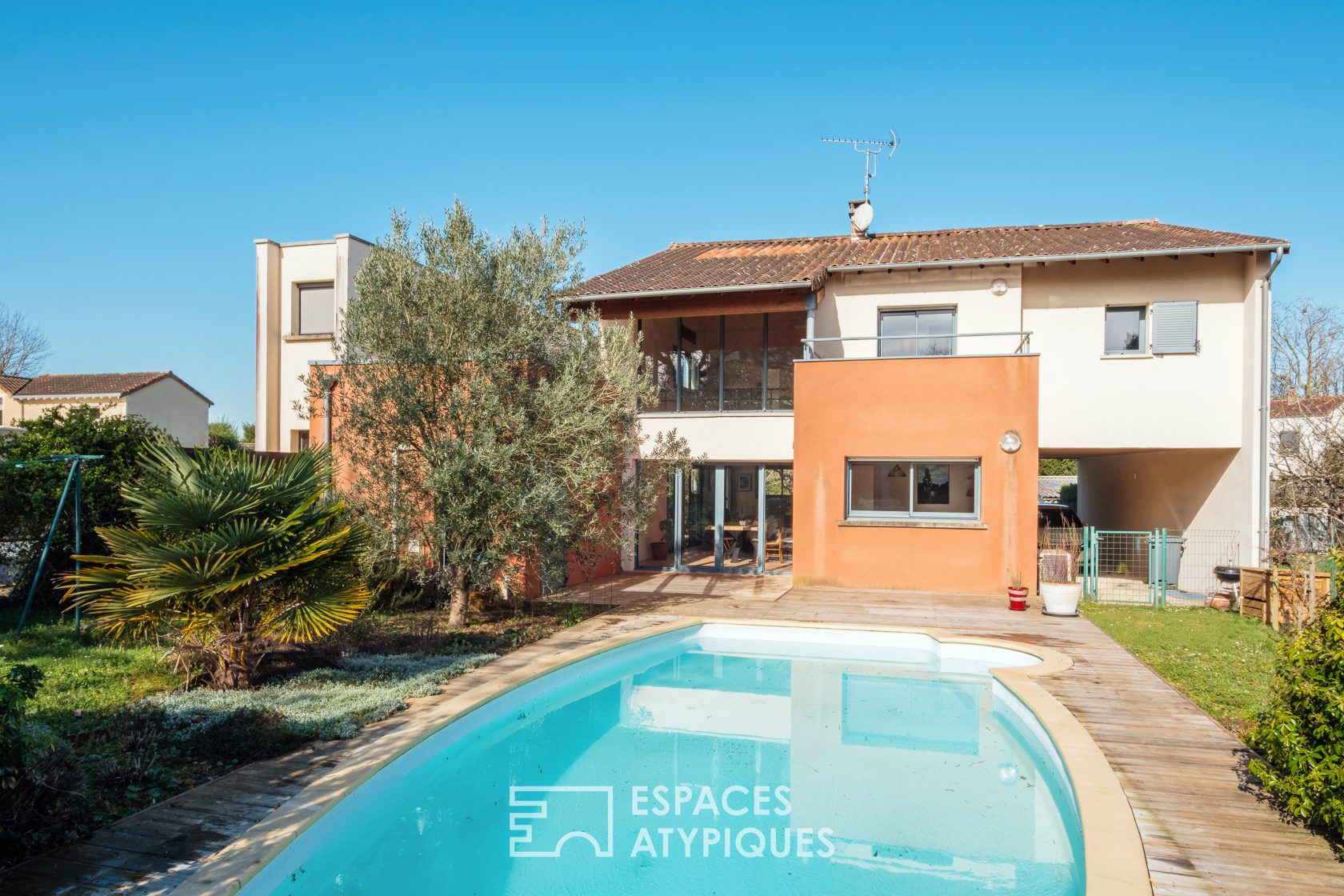 Maison d’architecte avec piscine et patio