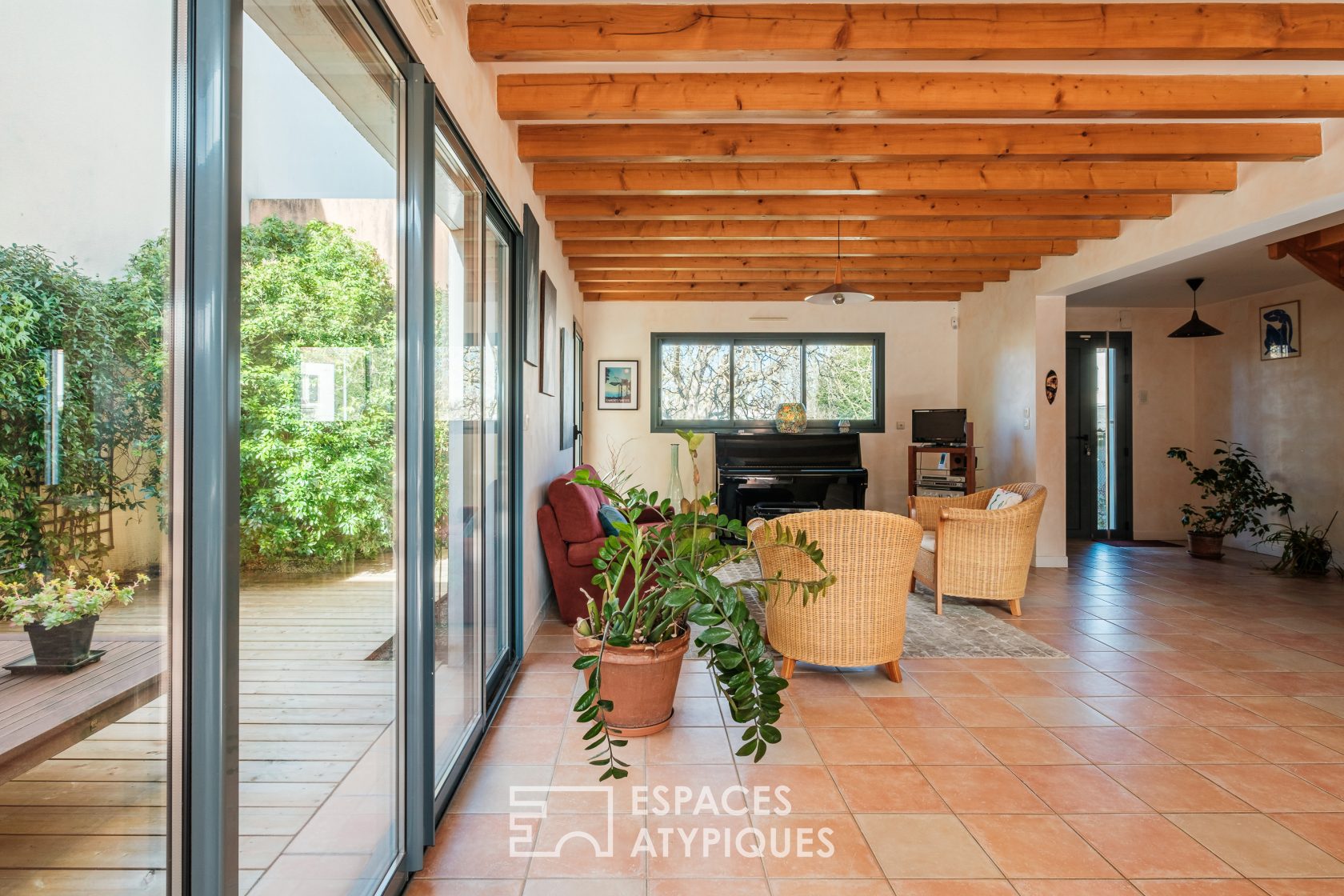 Maison d’architecte avec piscine et patio