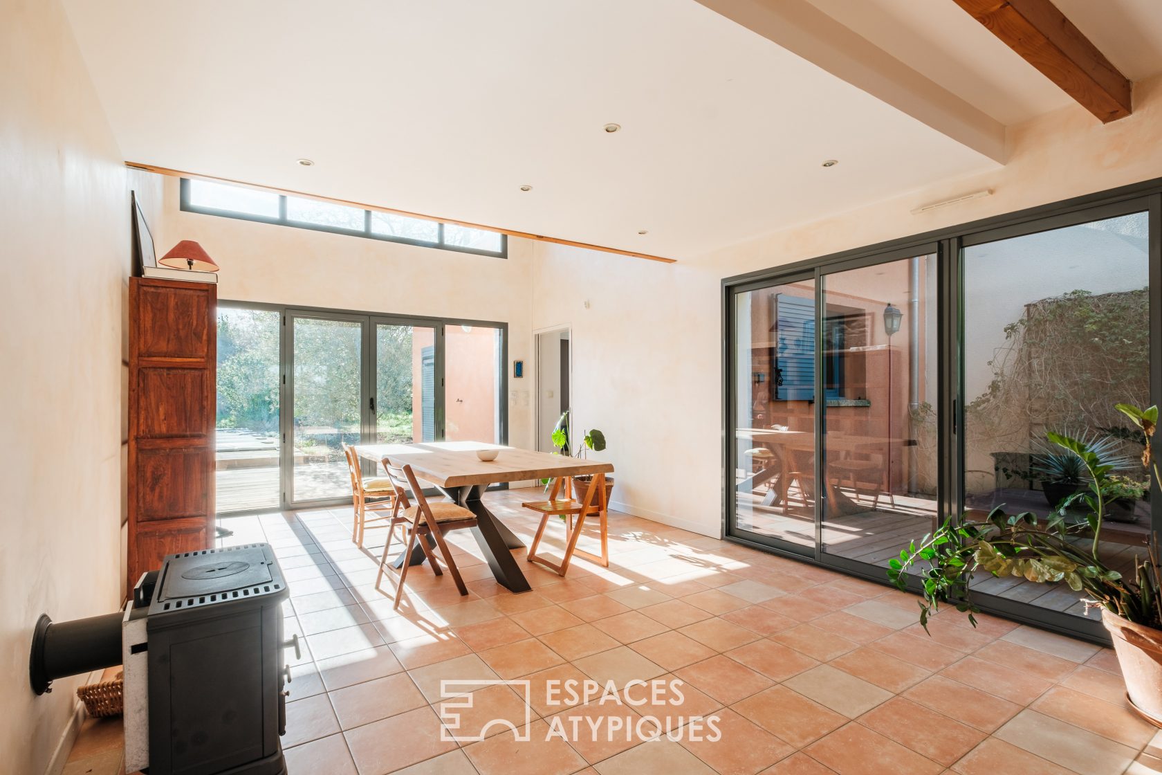 Maison d’architecte avec piscine et patio