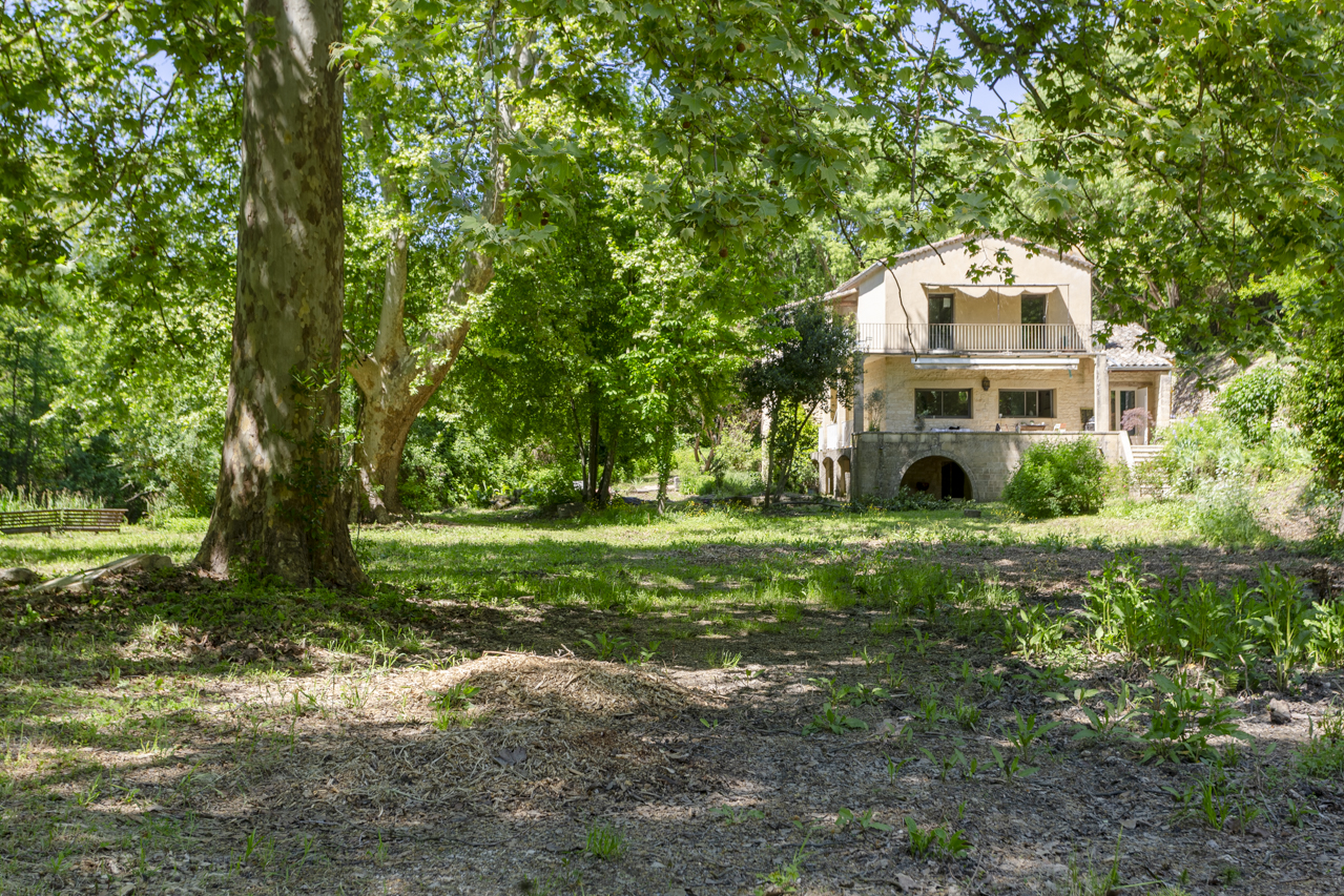 Old mill renovated in a bucolic setting in Uzès