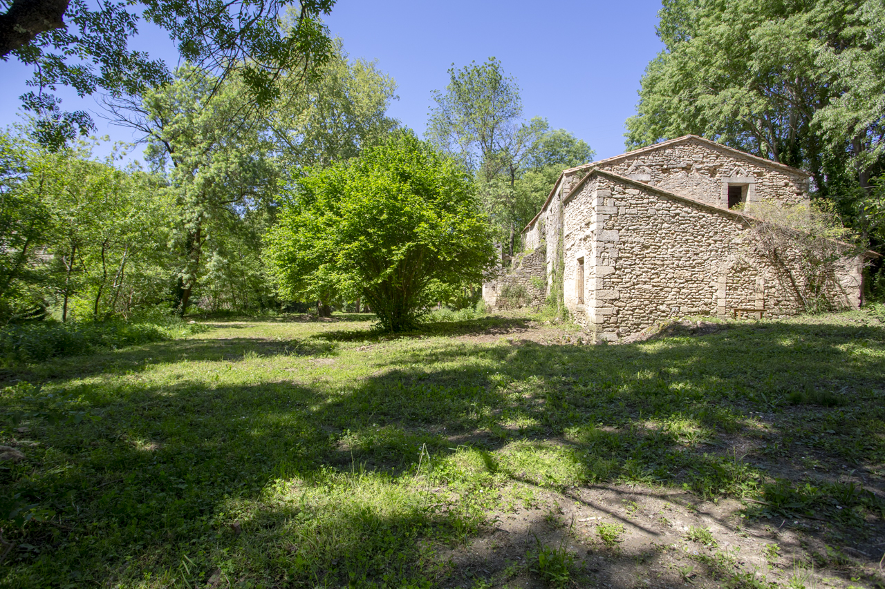 Old mill renovated in a bucolic setting in Uzès