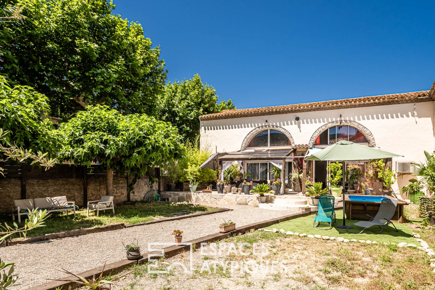 Ancienne cave viticole réhabilitée en loft avec jardin et garages