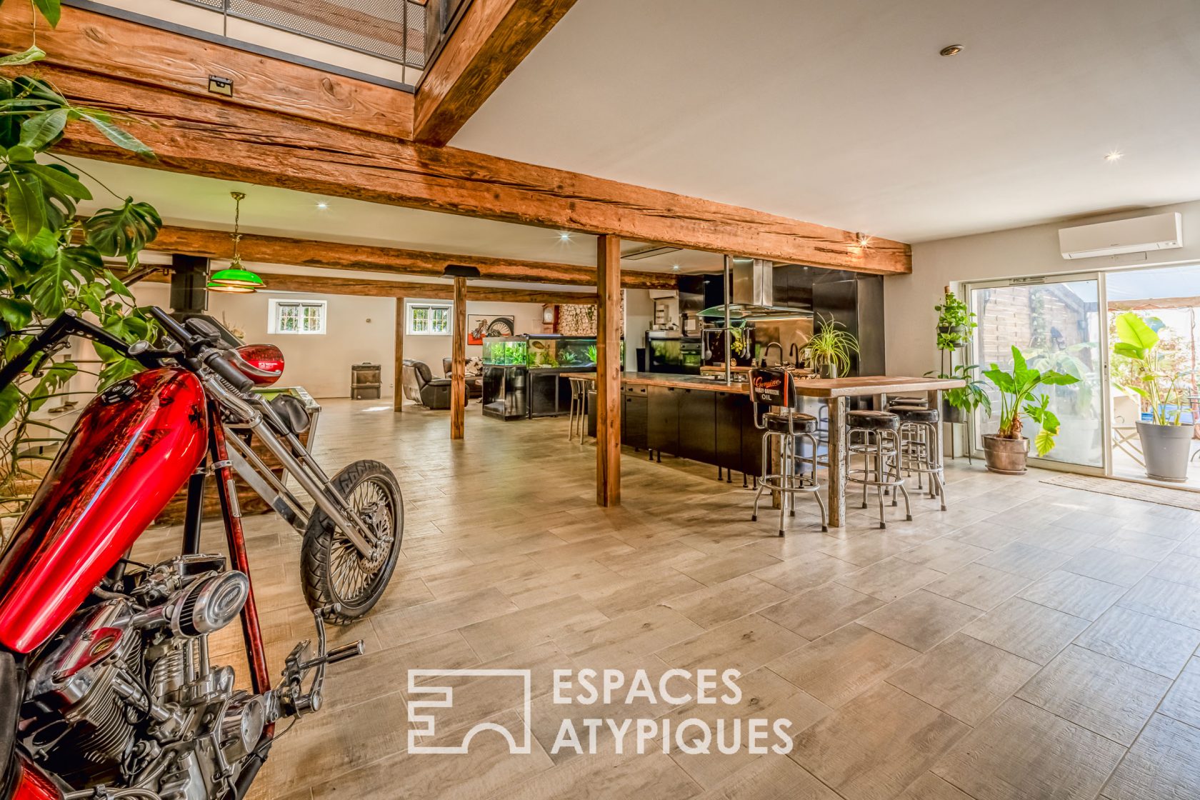 Ancienne cave viticole réhabilitée en loft avec jardin et garages