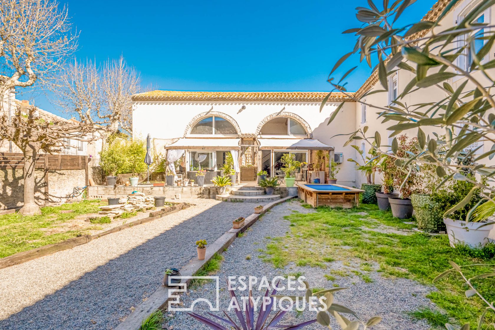 Ancienne cave viticole réhabilitée en loft avec jardin et garages
