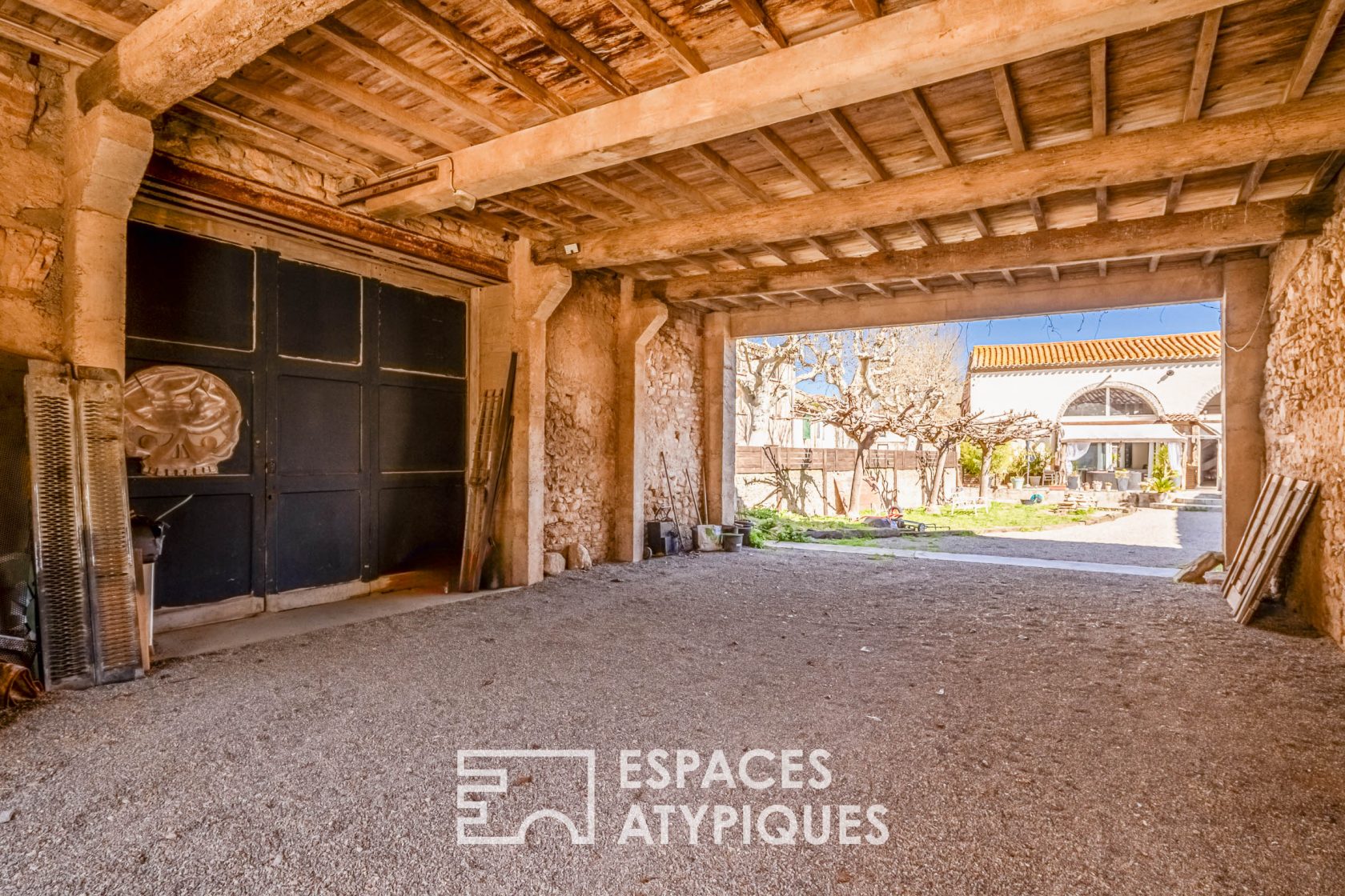 Ancienne cave viticole réhabilitée en loft avec jardin et garages