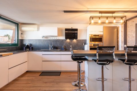 Crossing apartment with an unobstructed view of the Mediterranean.