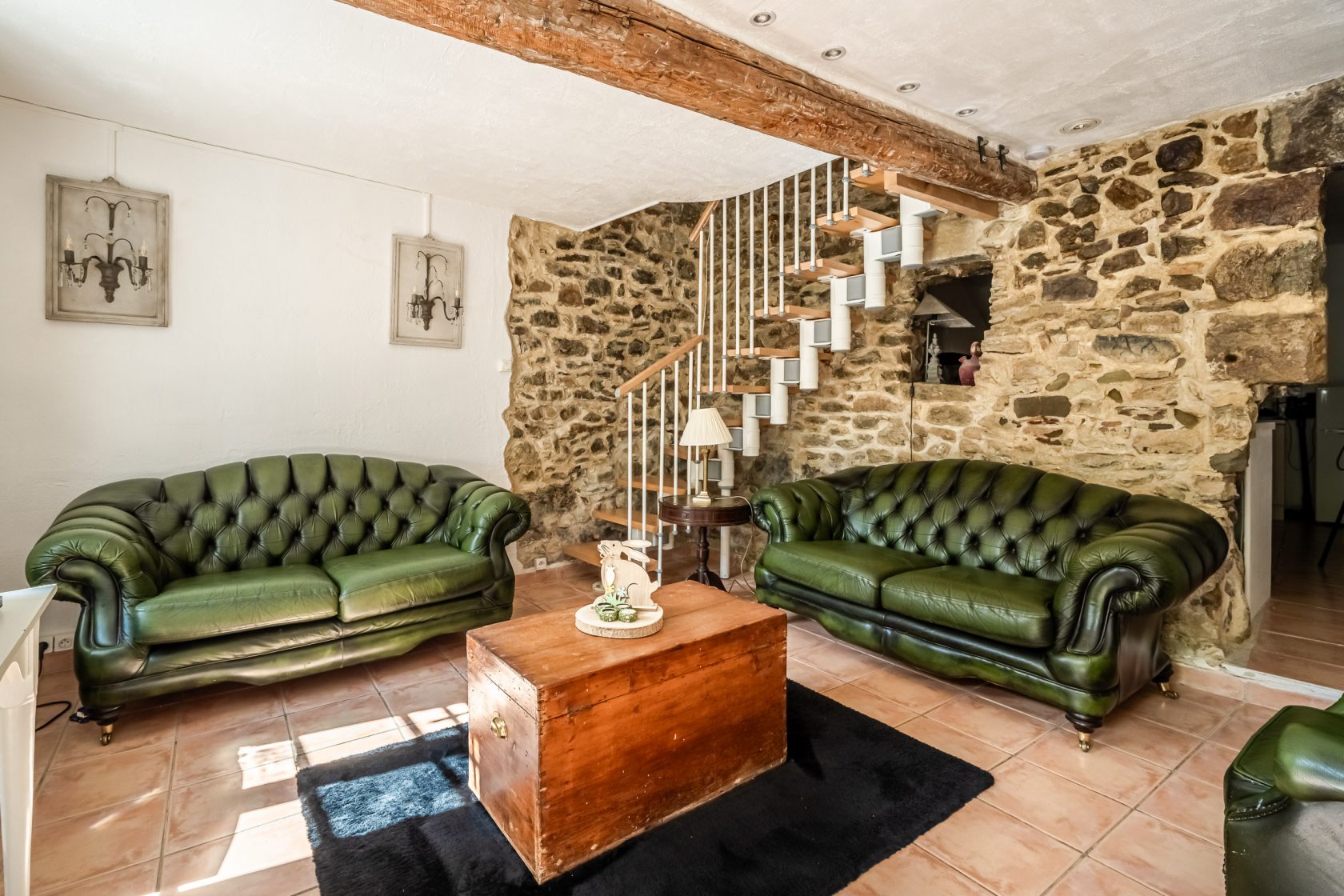 Maison en pierre avec cour arborée et jacuzzi, au coeur du Minervois