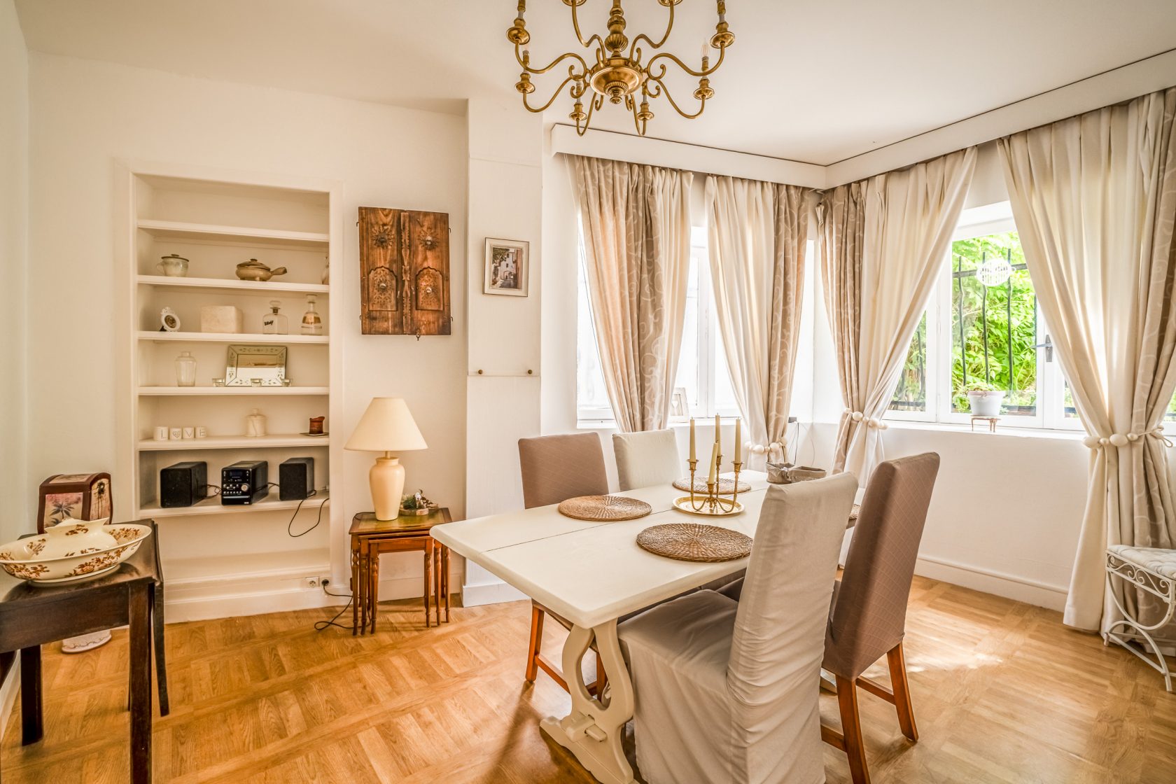 Maison en pierre avec cour arborée et jacuzzi, au coeur du Minervois