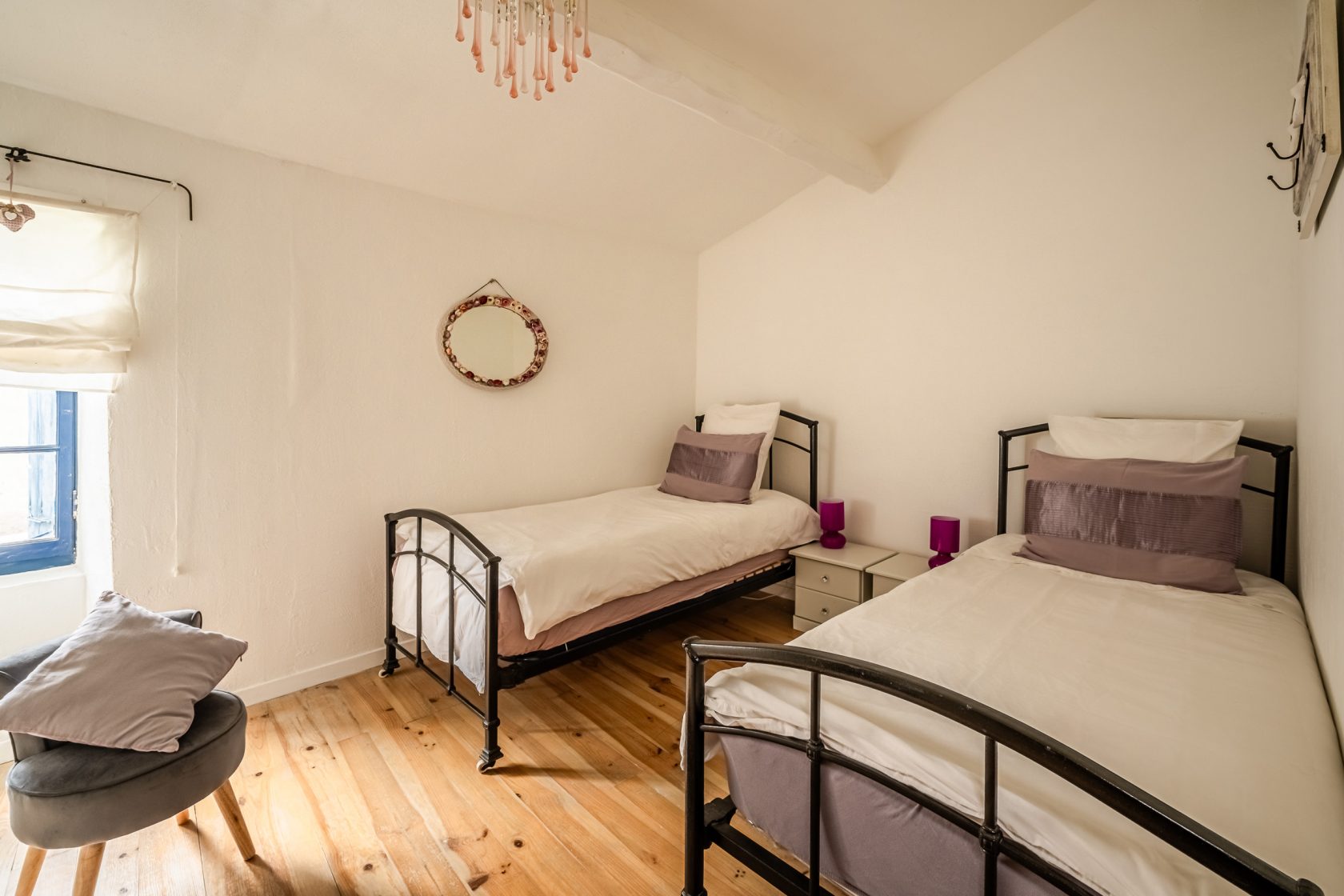 Maison en pierre avec cour arborée et jacuzzi, au coeur du Minervois