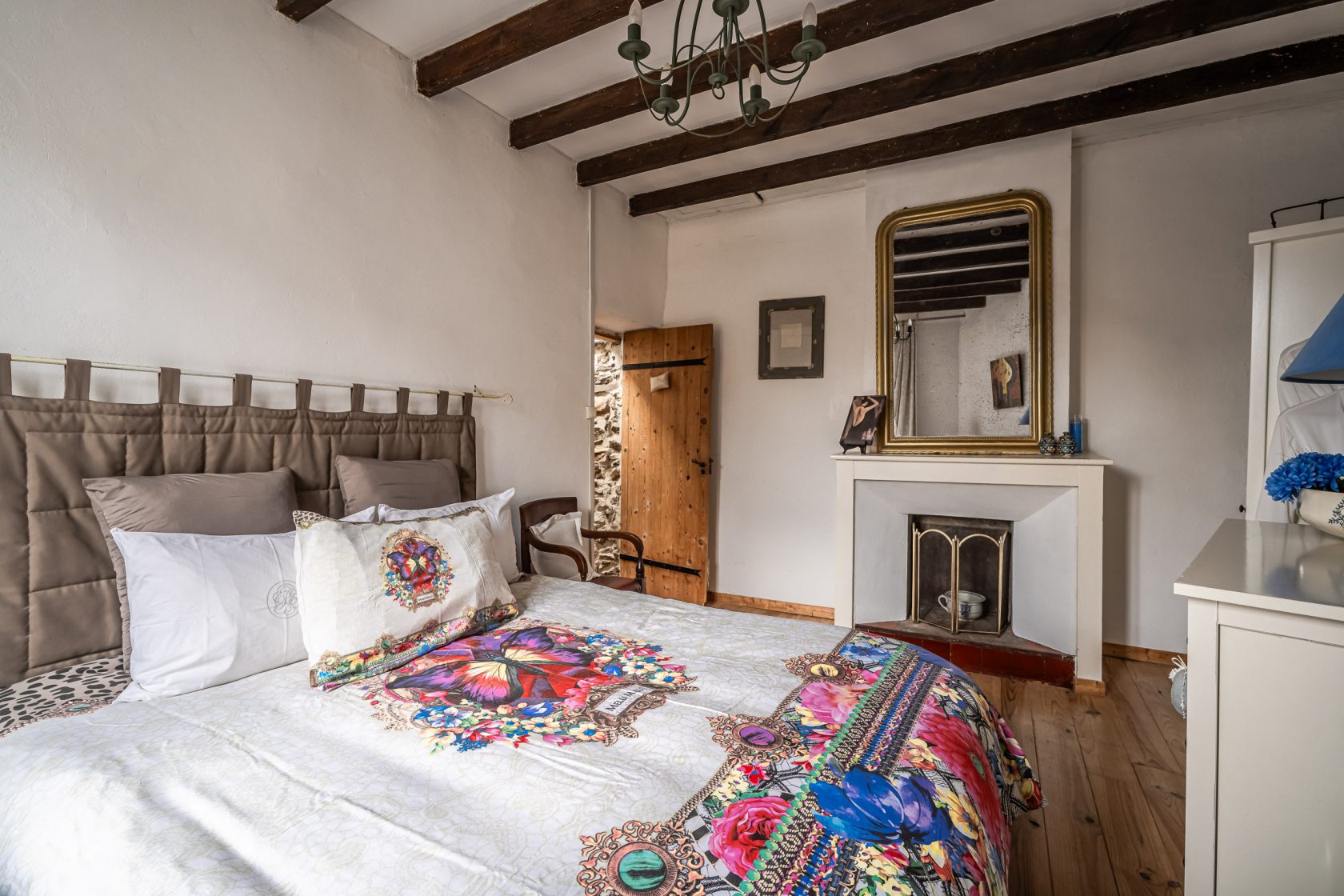 Maison en pierre avec cour arborée et jacuzzi, au coeur du Minervois