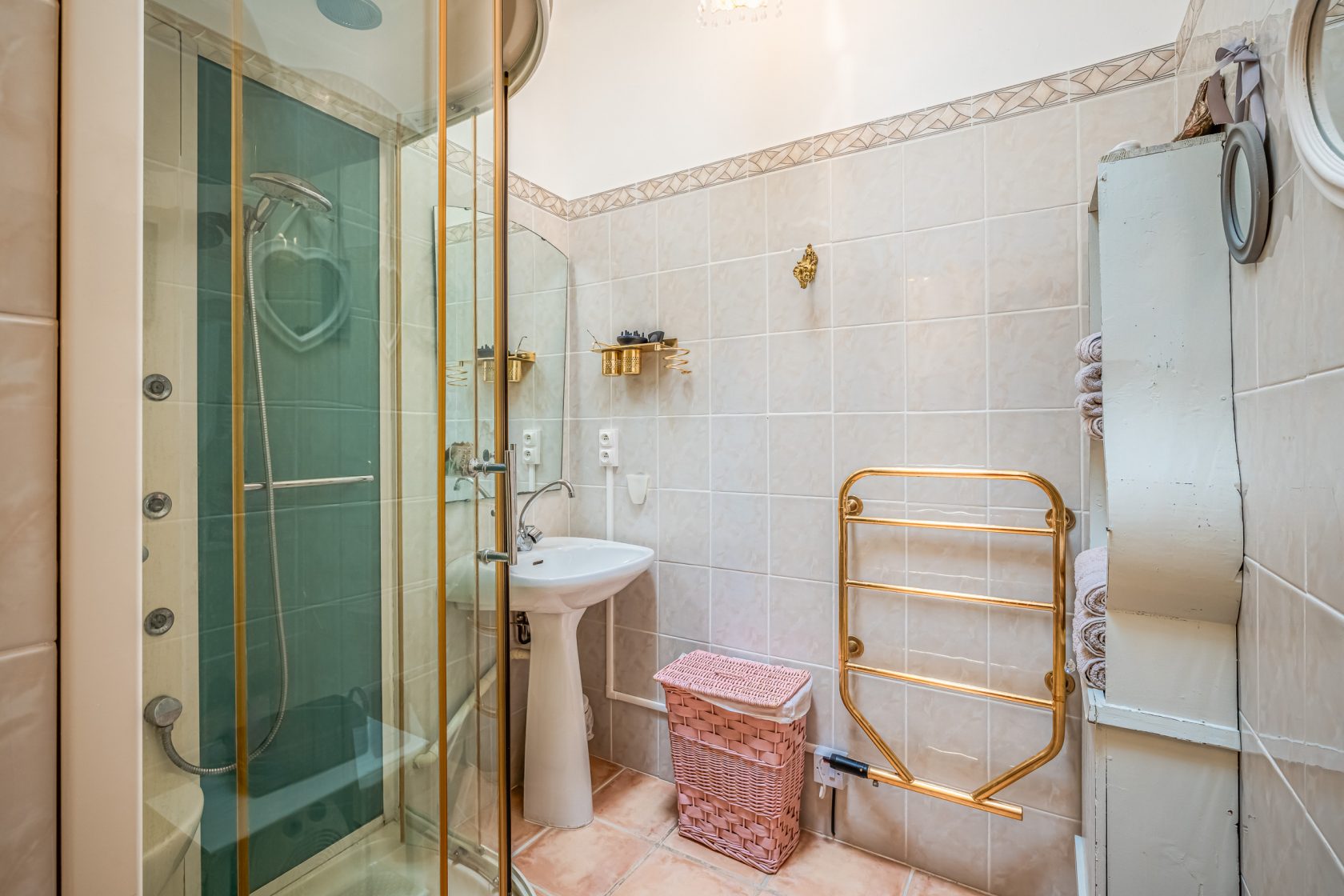 Maison en pierre avec cour arborée et jacuzzi, au coeur du Minervois
