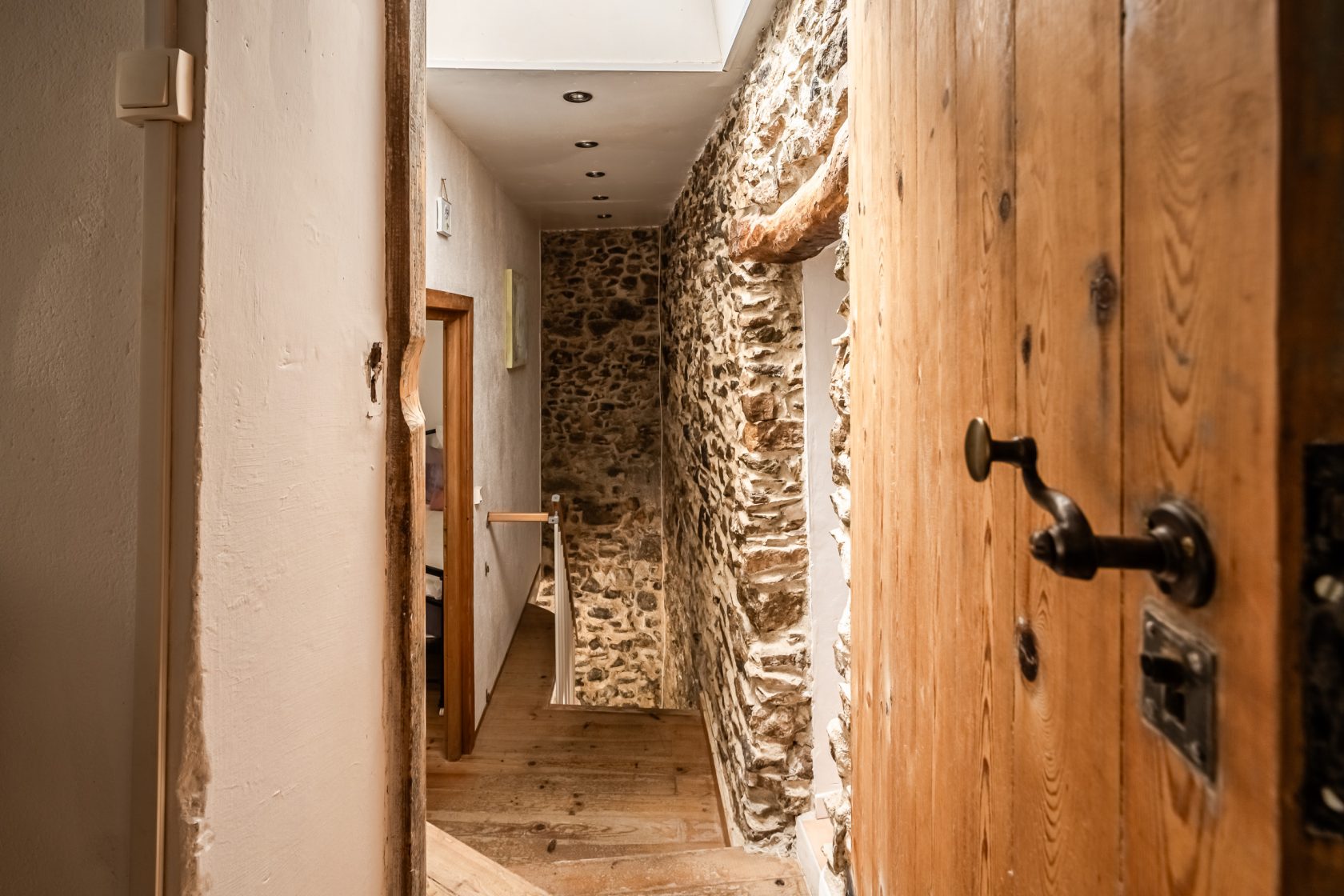 Maison en pierre avec cour arborée et jacuzzi, au coeur du Minervois